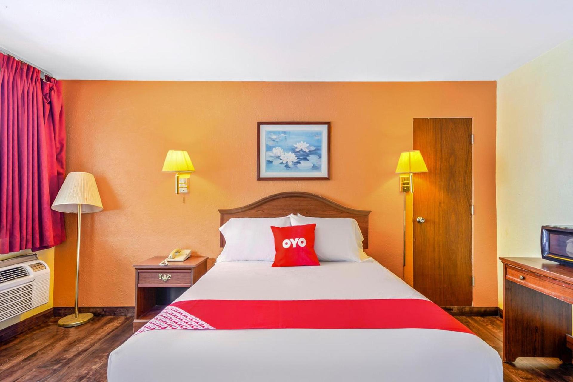 OYO Hotel Downtown Peoria I-74 photo 20
