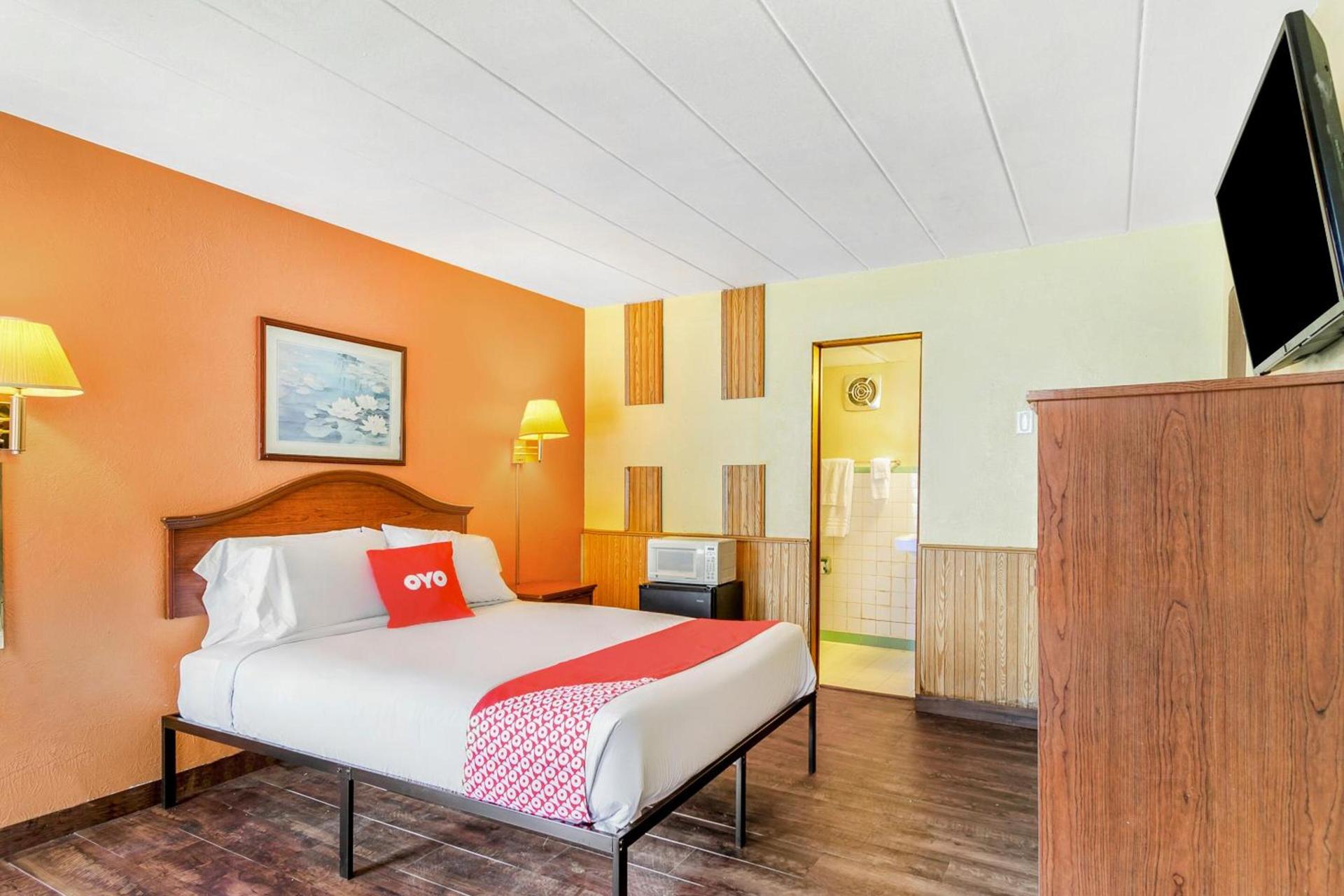 OYO Hotel Downtown Peoria I-74 photo 12