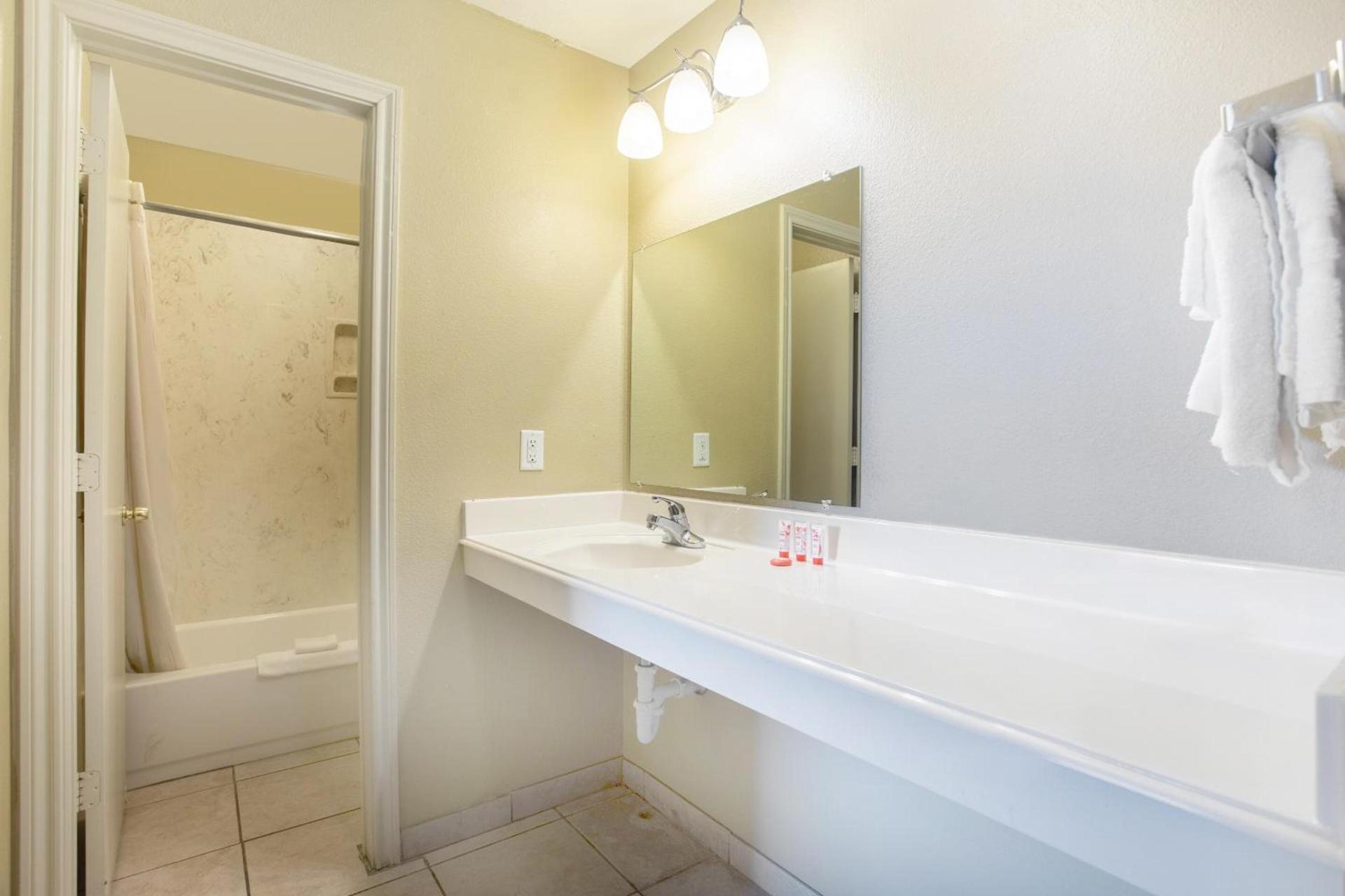 Rodeway Inn photo 64
