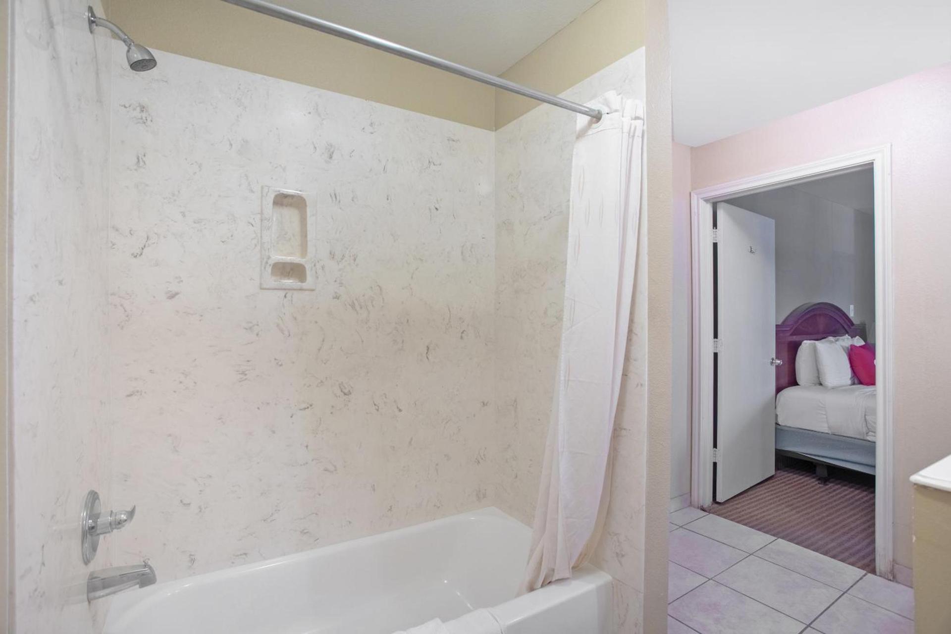 Rodeway Inn photo 48