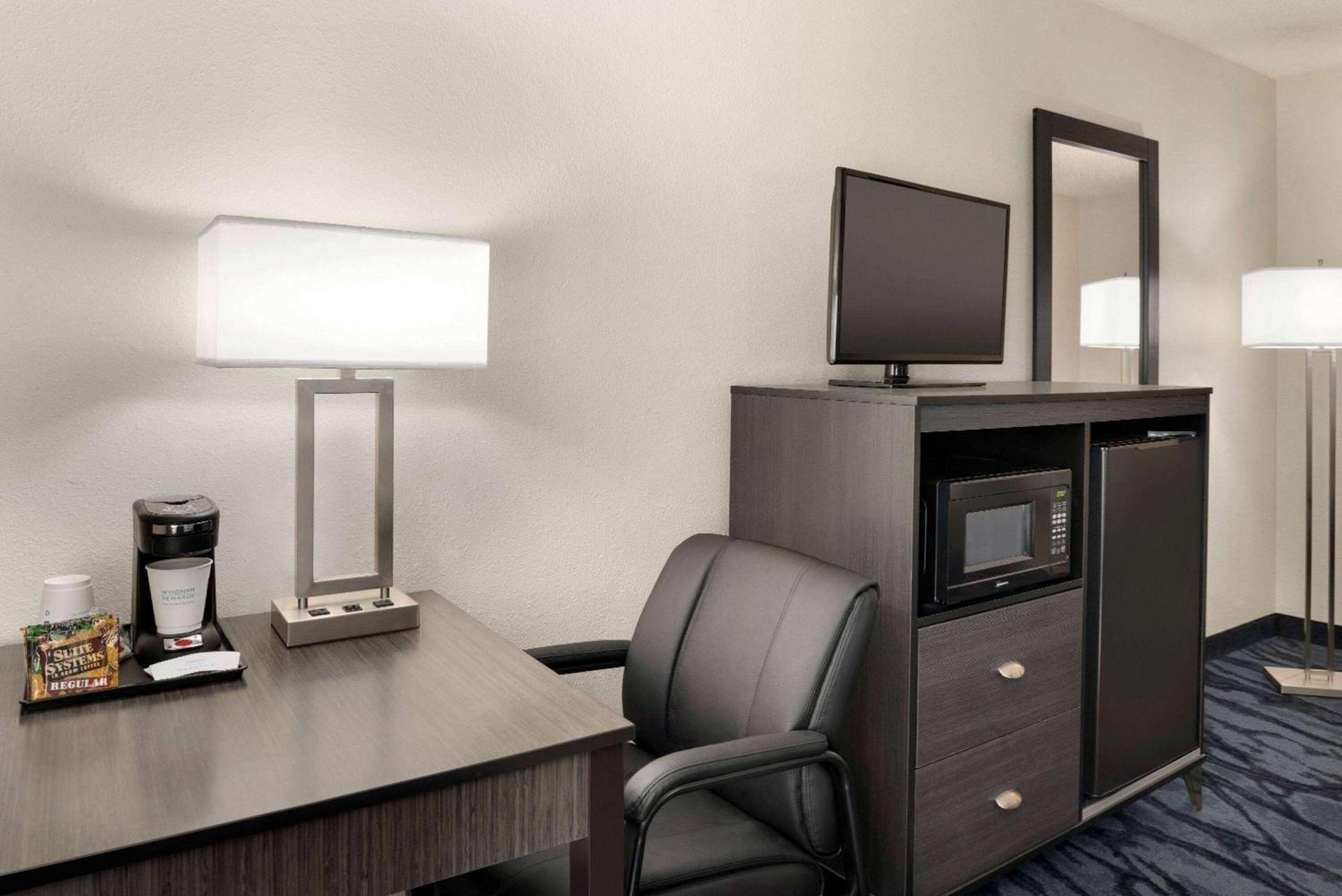 Baymont Toledo Airport Hotel Swanton photo 14