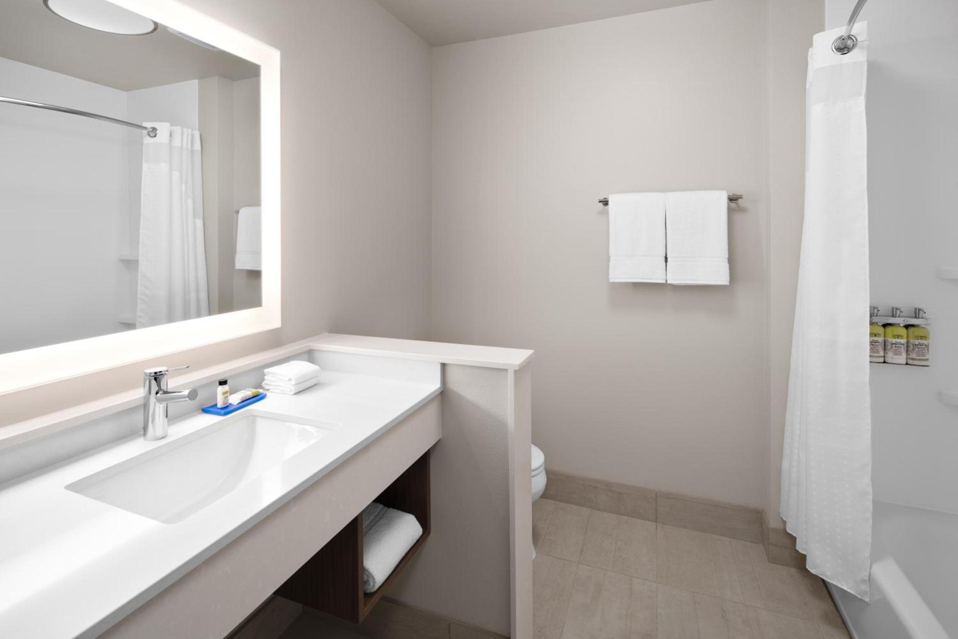 Holiday Inn Express & Suites - Elkhorn - Lake Geneva Area by IHG photo 2