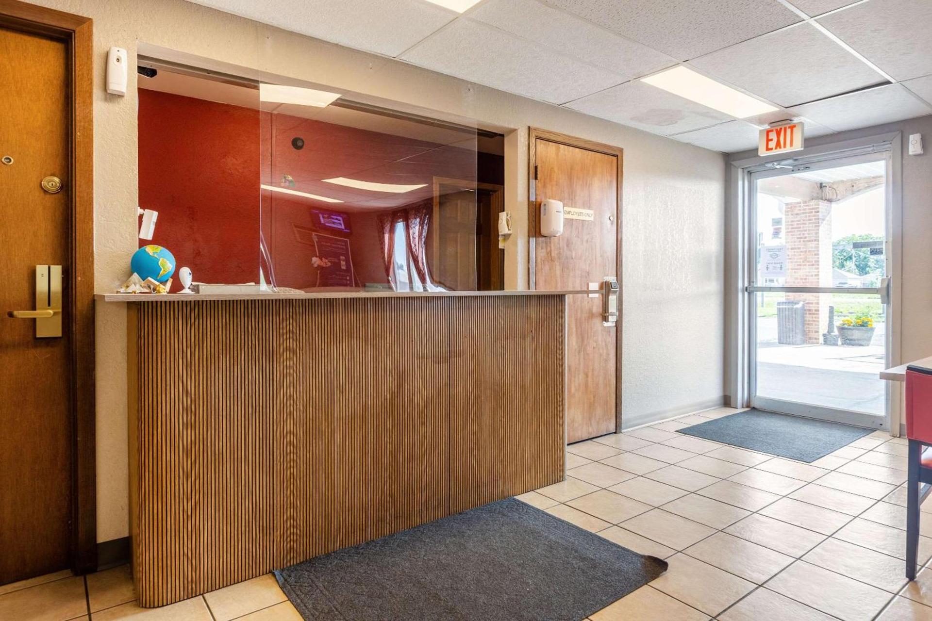 Econo Lodge Inn & Suites Escanaba North photo 5