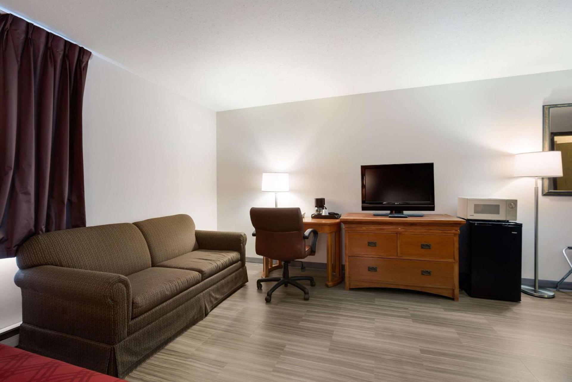 Econo Lodge Inn & Suites Escanaba North photo 9