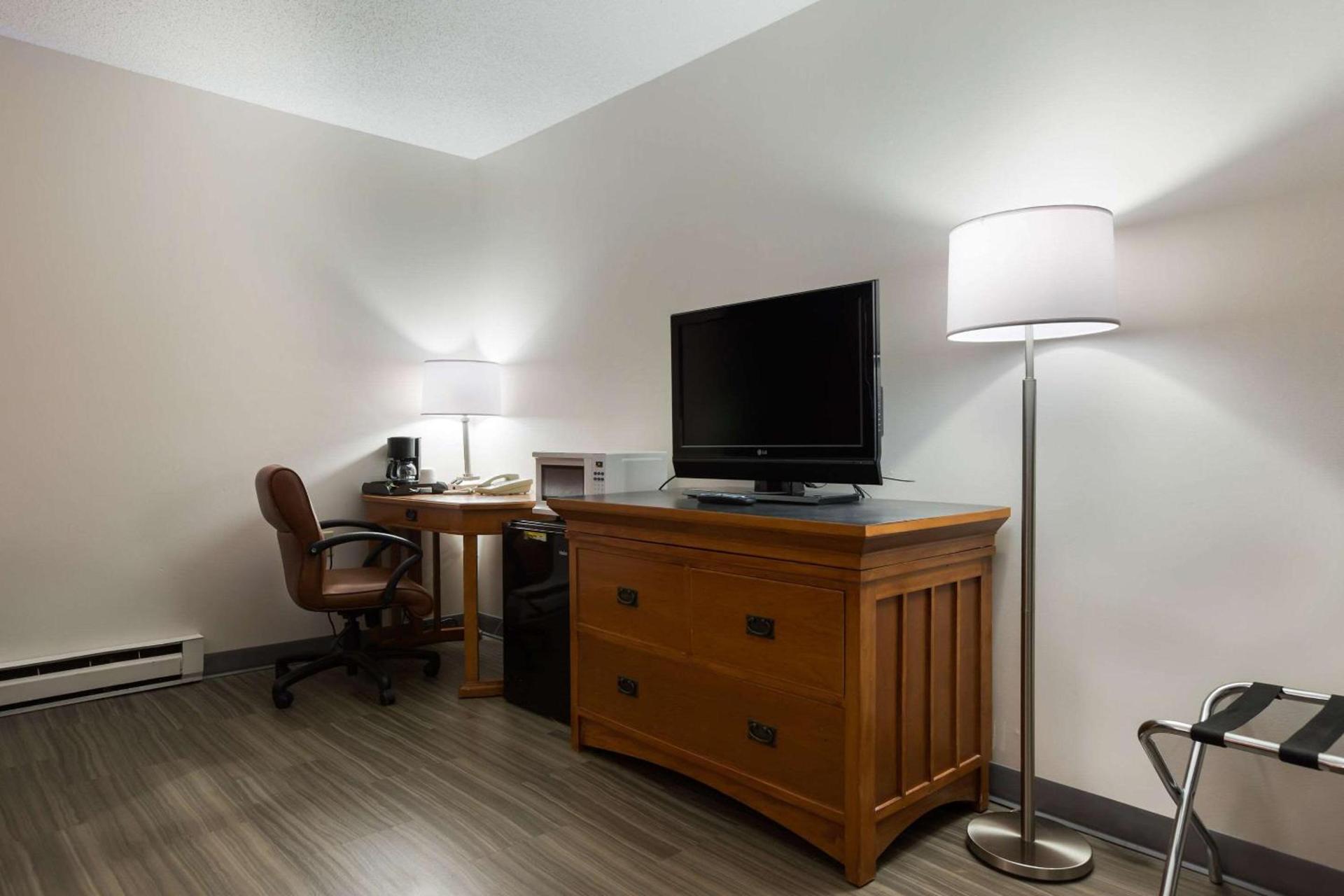 Econo Lodge Inn & Suites Escanaba North photo 10