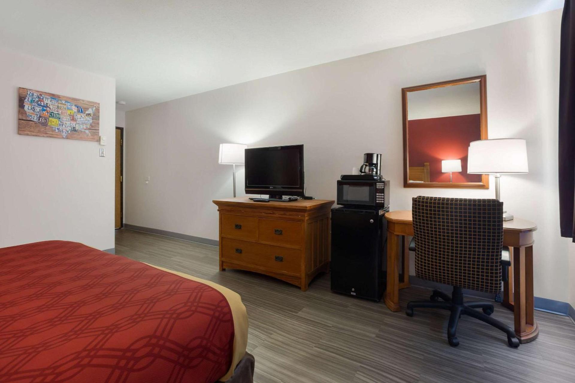 Econo Lodge Inn & Suites Escanaba North photo 15