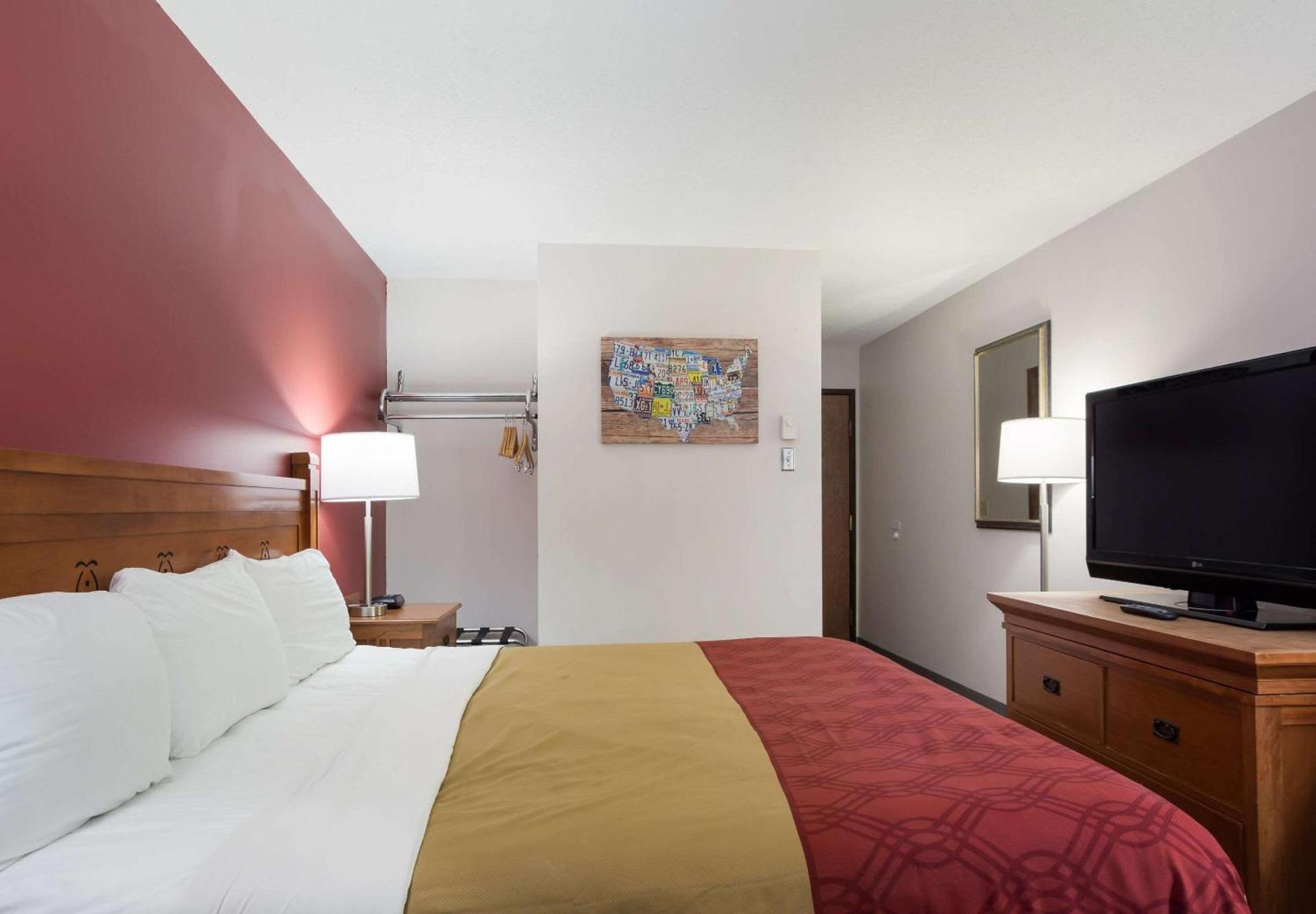Econo Lodge Inn & Suites Escanaba North photo 16