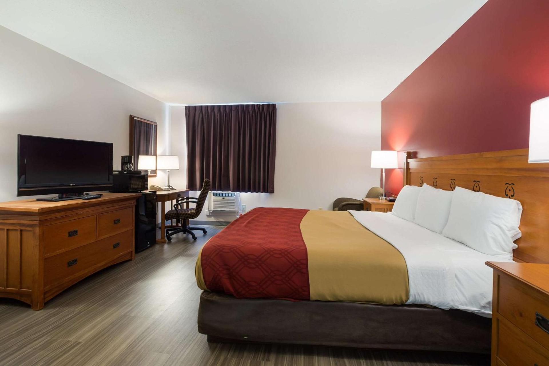 Econo Lodge Inn & Suites Escanaba North photo 14