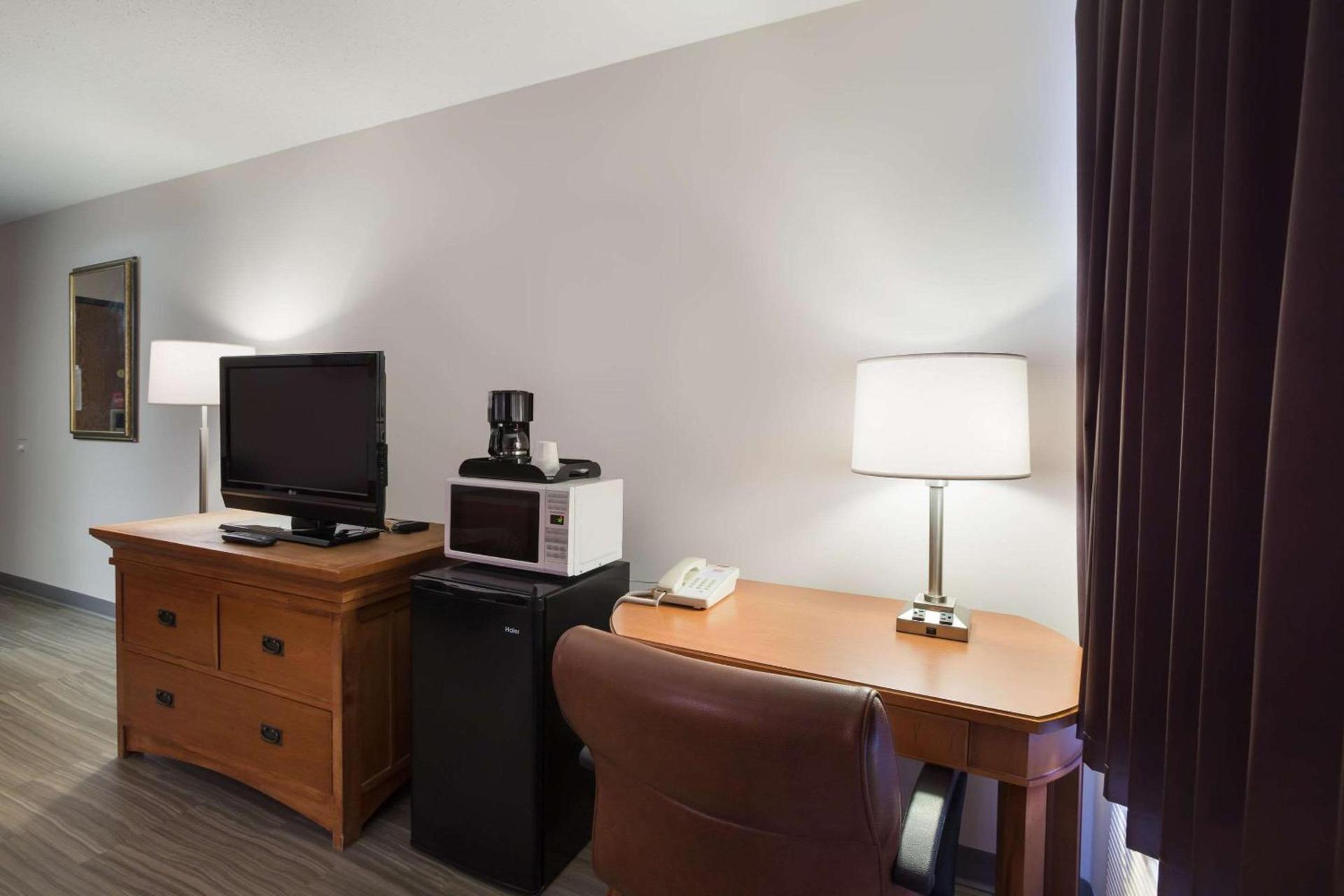 Econo Lodge Inn & Suites Escanaba North photo 21