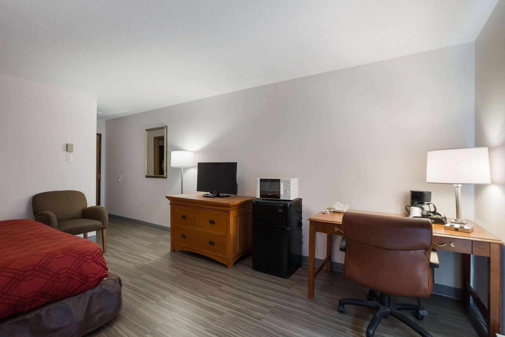 Econo Lodge Inn & Suites Escanaba North photo 32