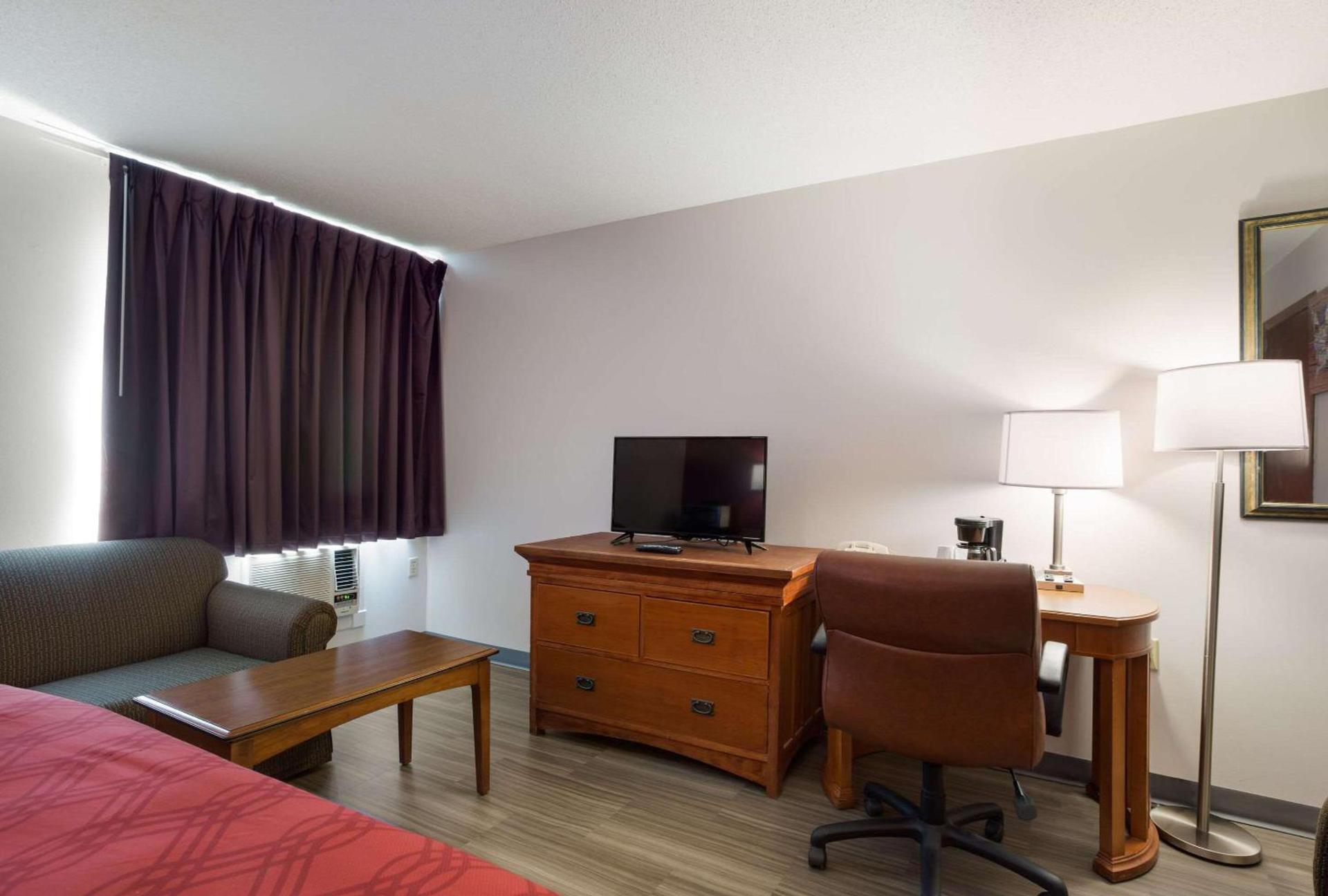 Econo Lodge Inn & Suites Escanaba North photo 31