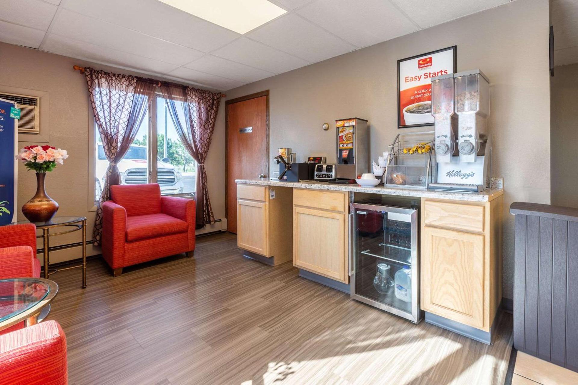 Econo Lodge Inn & Suites Escanaba North photo 36