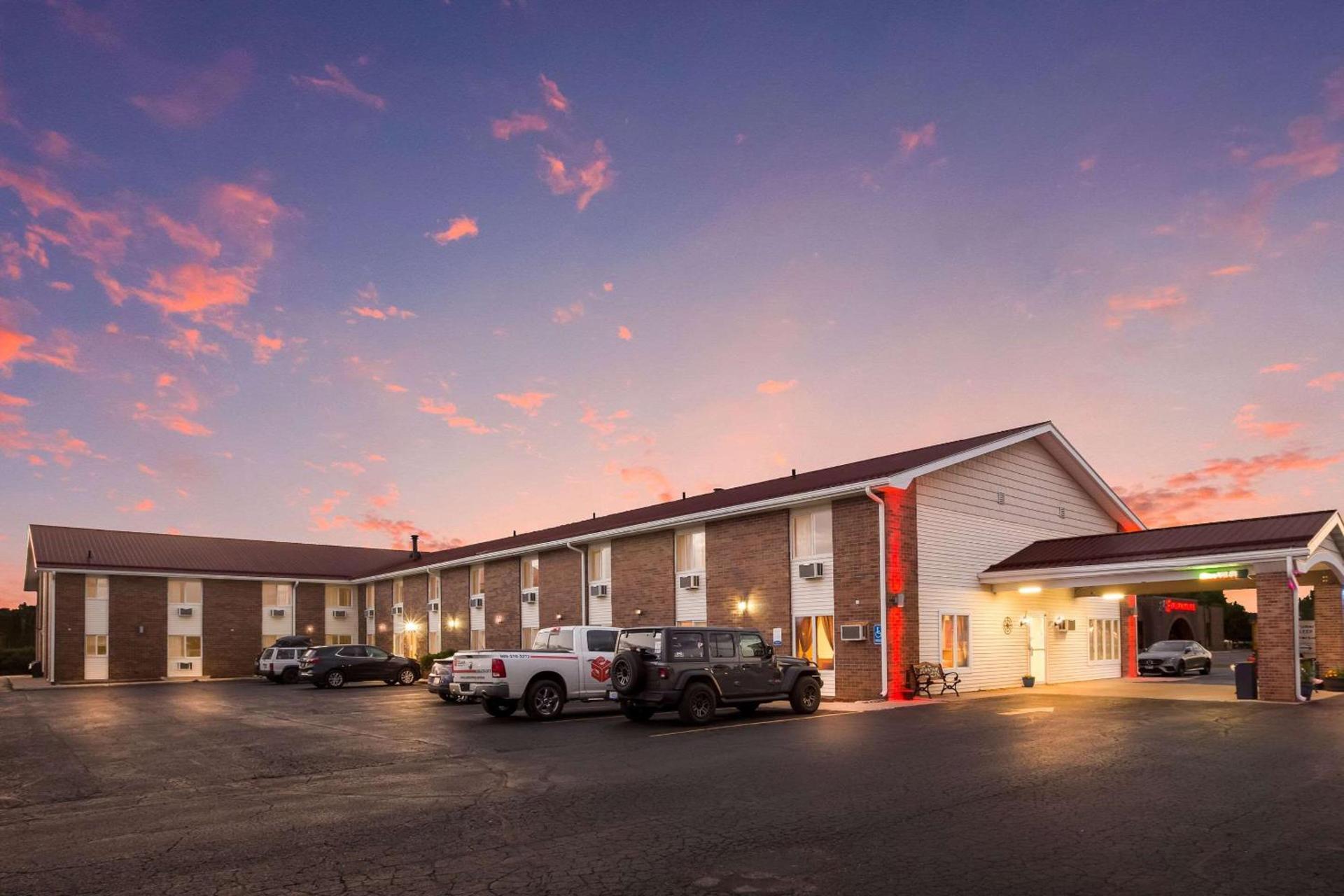 Econo Lodge Inn & Suites Escanaba North photo 40