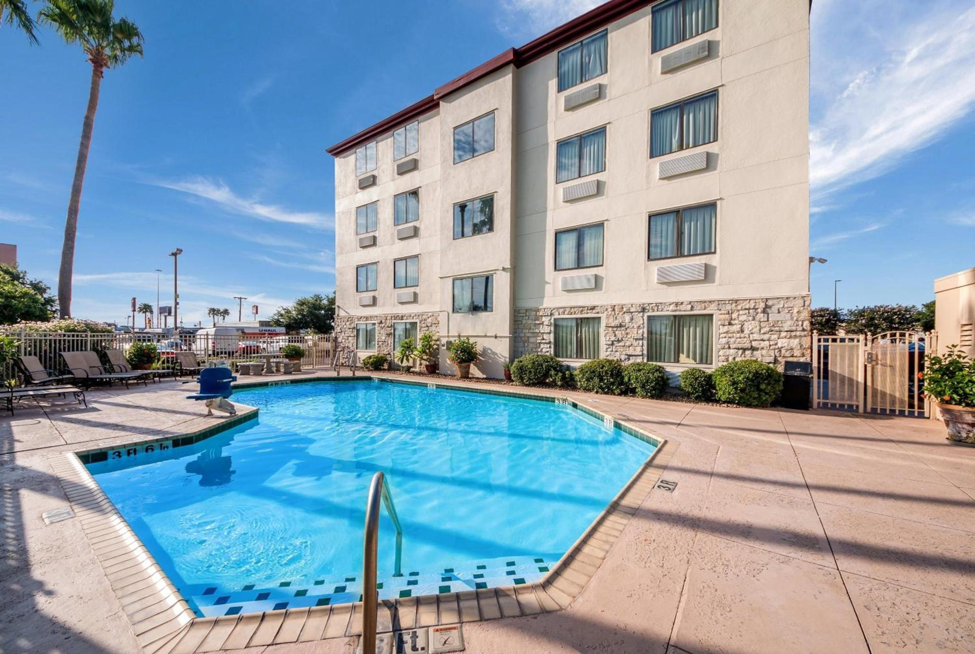 Red Roof Inn Laredo photo 9