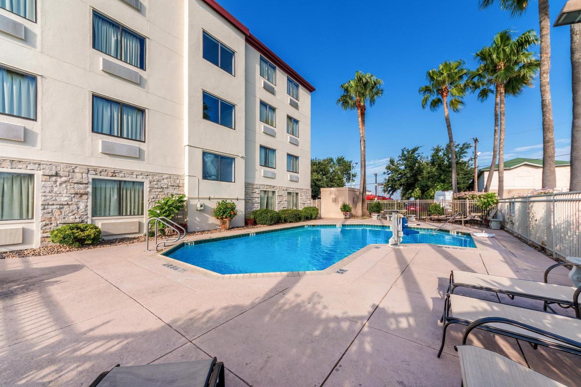 Red Roof Inn Laredo photo 10