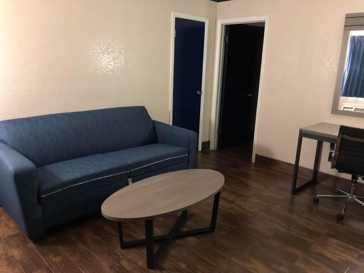Travelers Inn and Suites Wharton photo 3