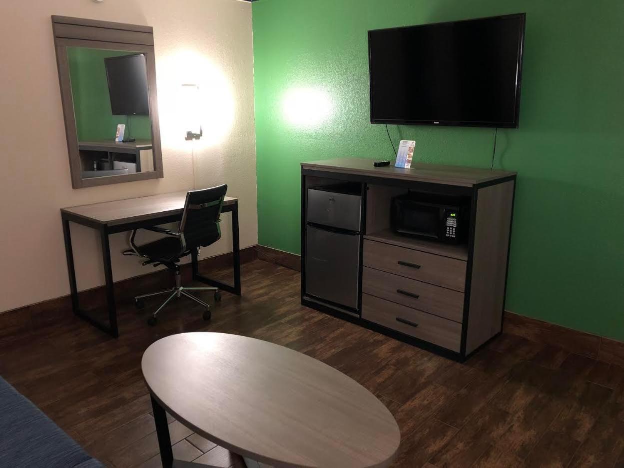 Travelers Inn and Suites Wharton photo 4