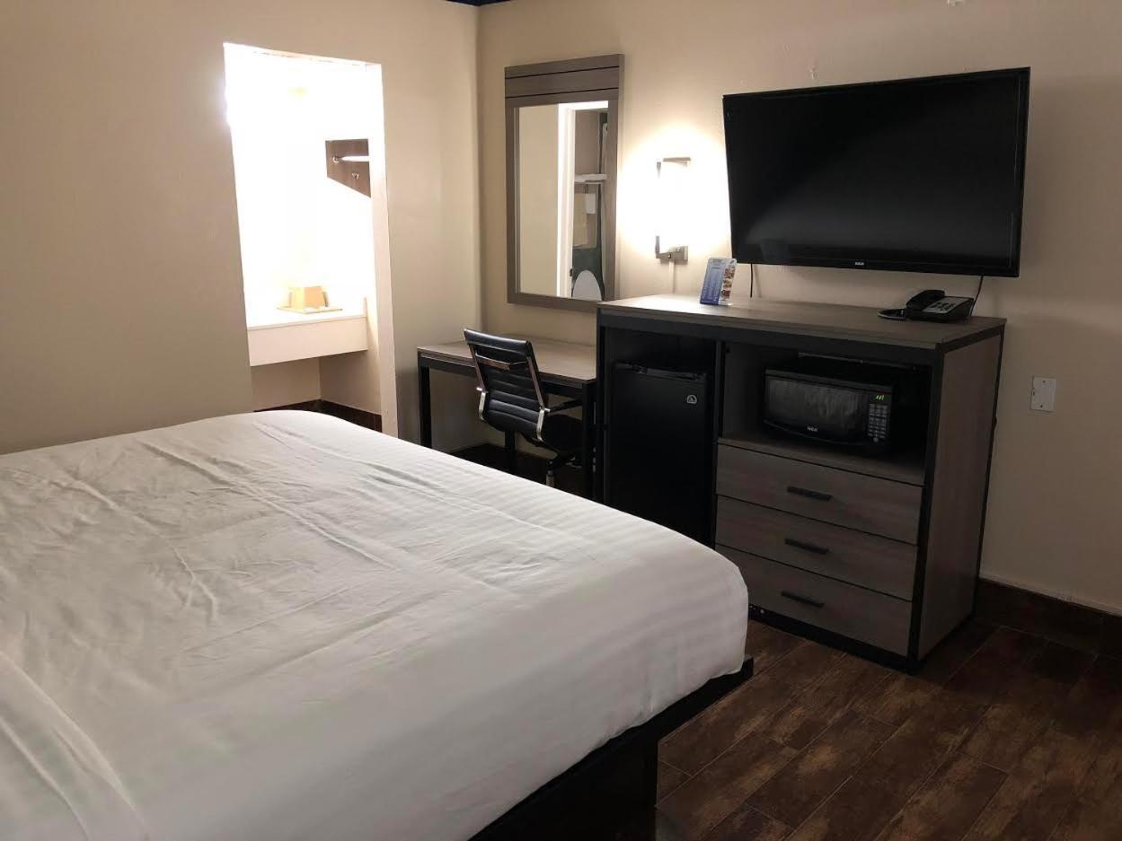 Travelers Inn and Suites Wharton photo 9