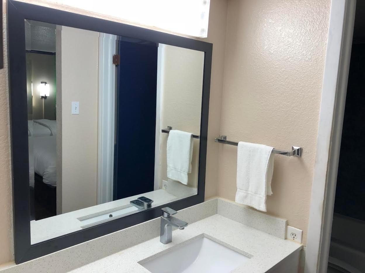Travelers Inn and Suites Wharton photo 7