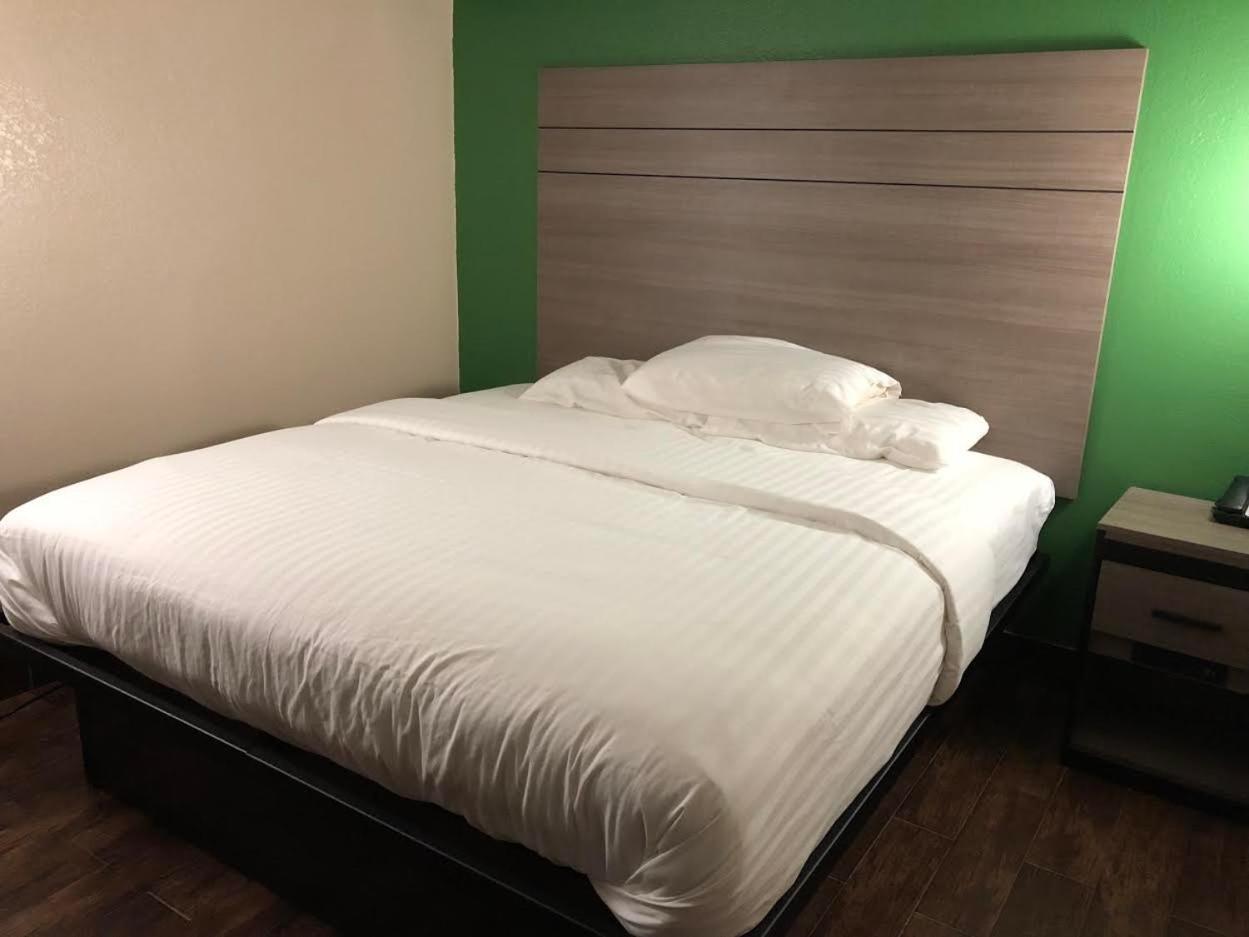 Travelers Inn and Suites Wharton photo 5