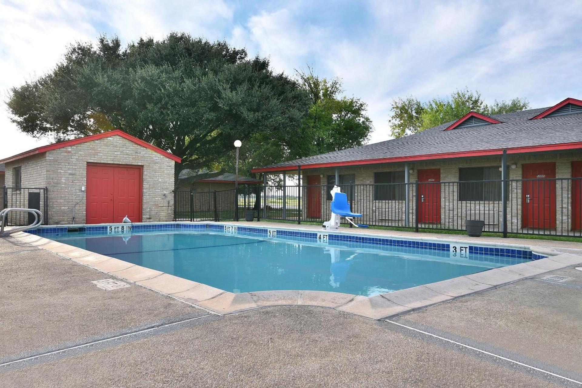 Americas Best Value Inn Lockhart TX photo 25