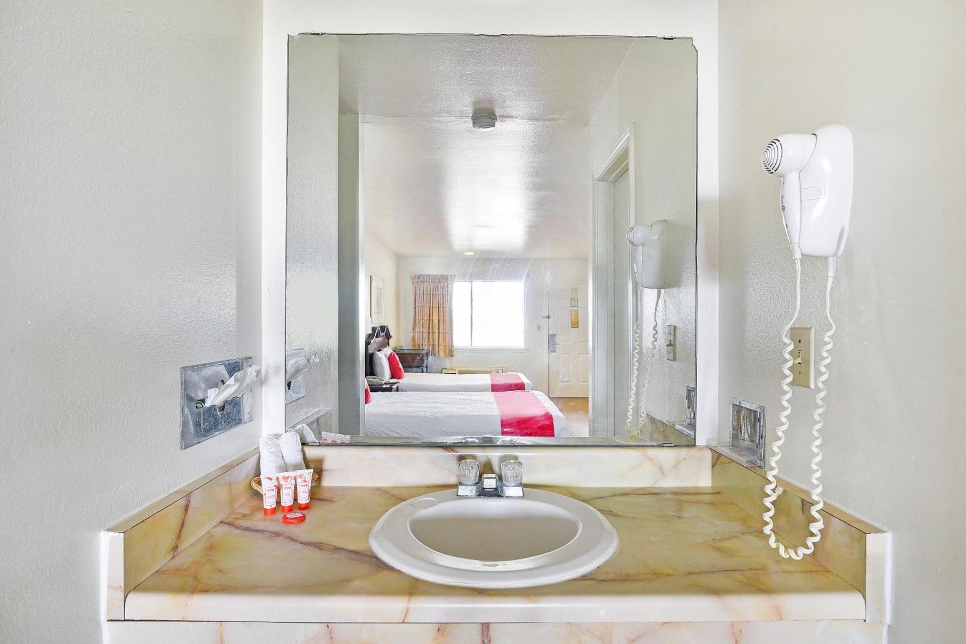 Americas Best Value Inn Lockhart TX photo 22