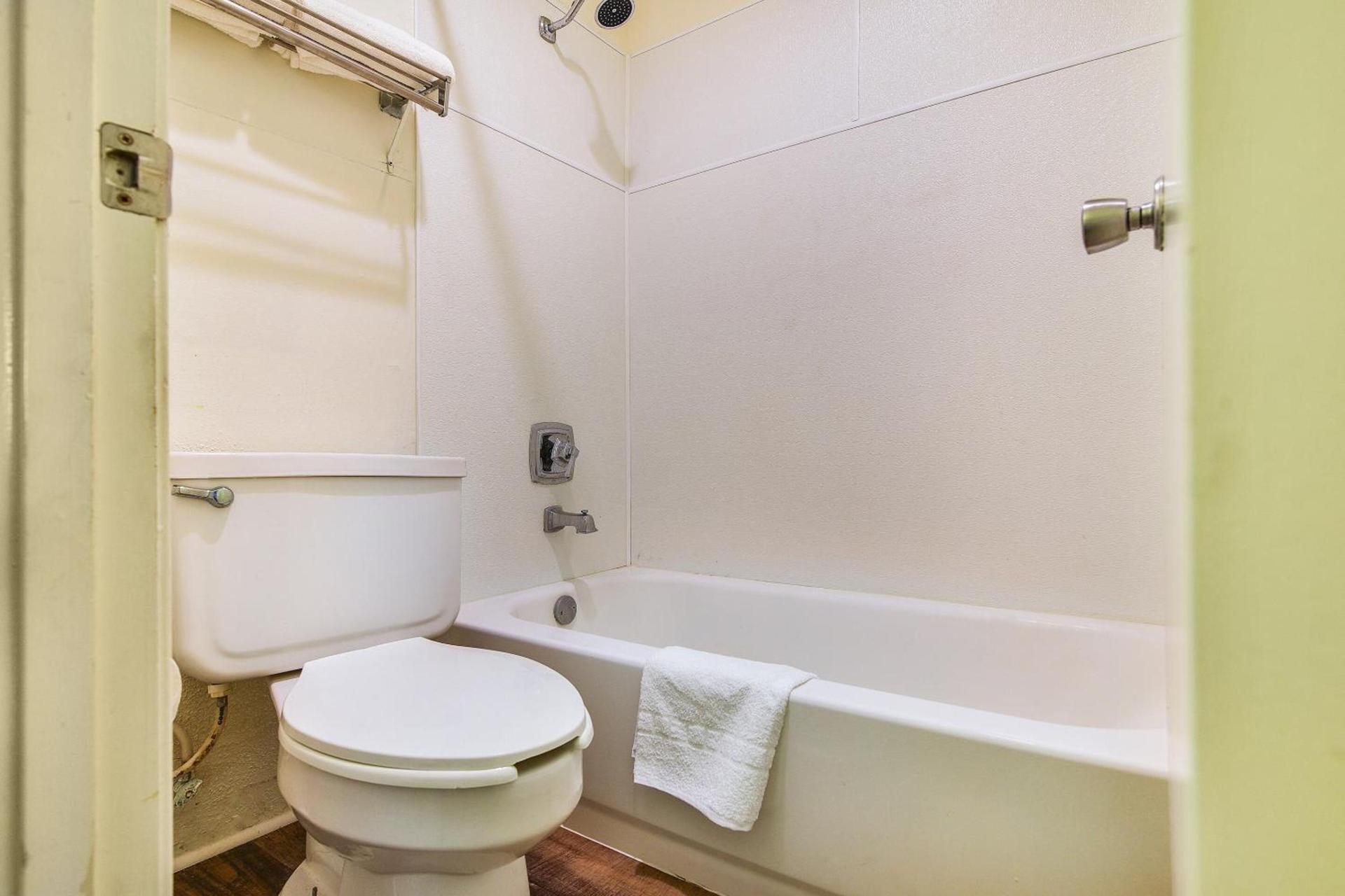 Americas Best Value Inn Lockhart TX photo 23