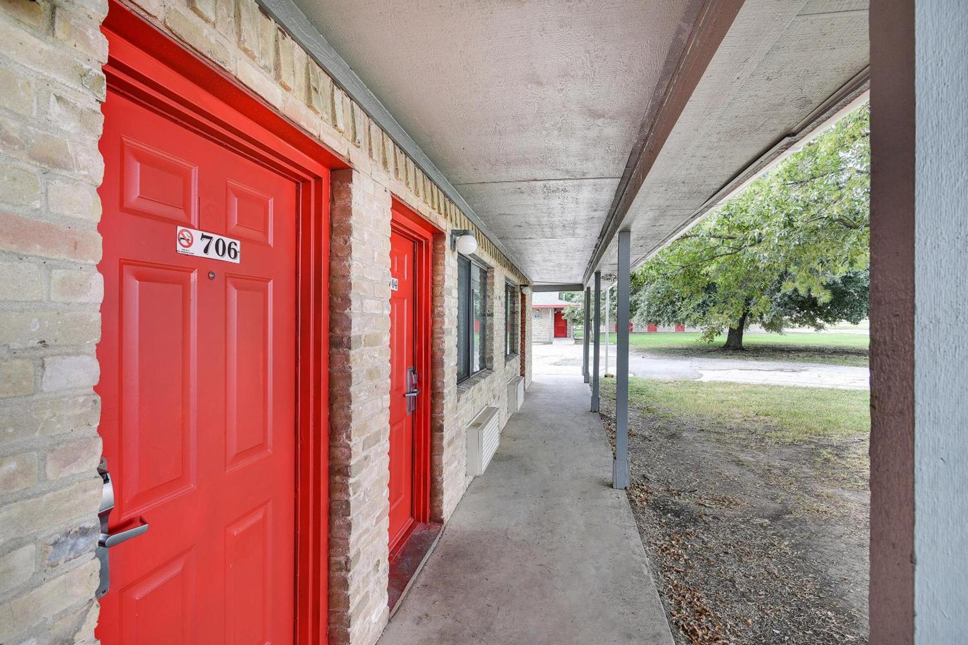 Americas Best Value Inn Lockhart TX photo 19