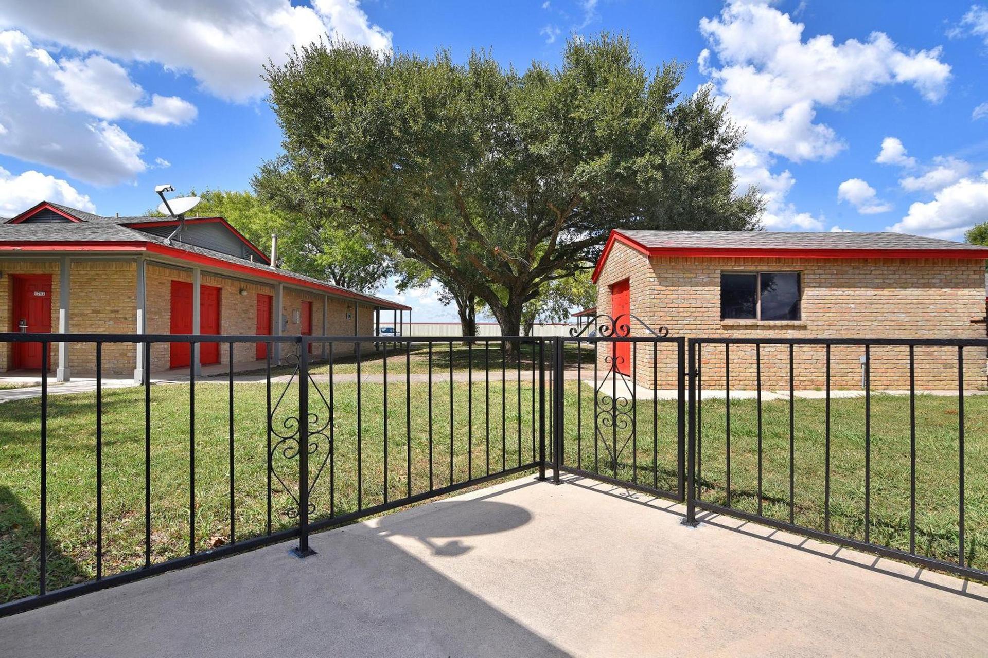 Americas Best Value Inn Lockhart TX photo 18