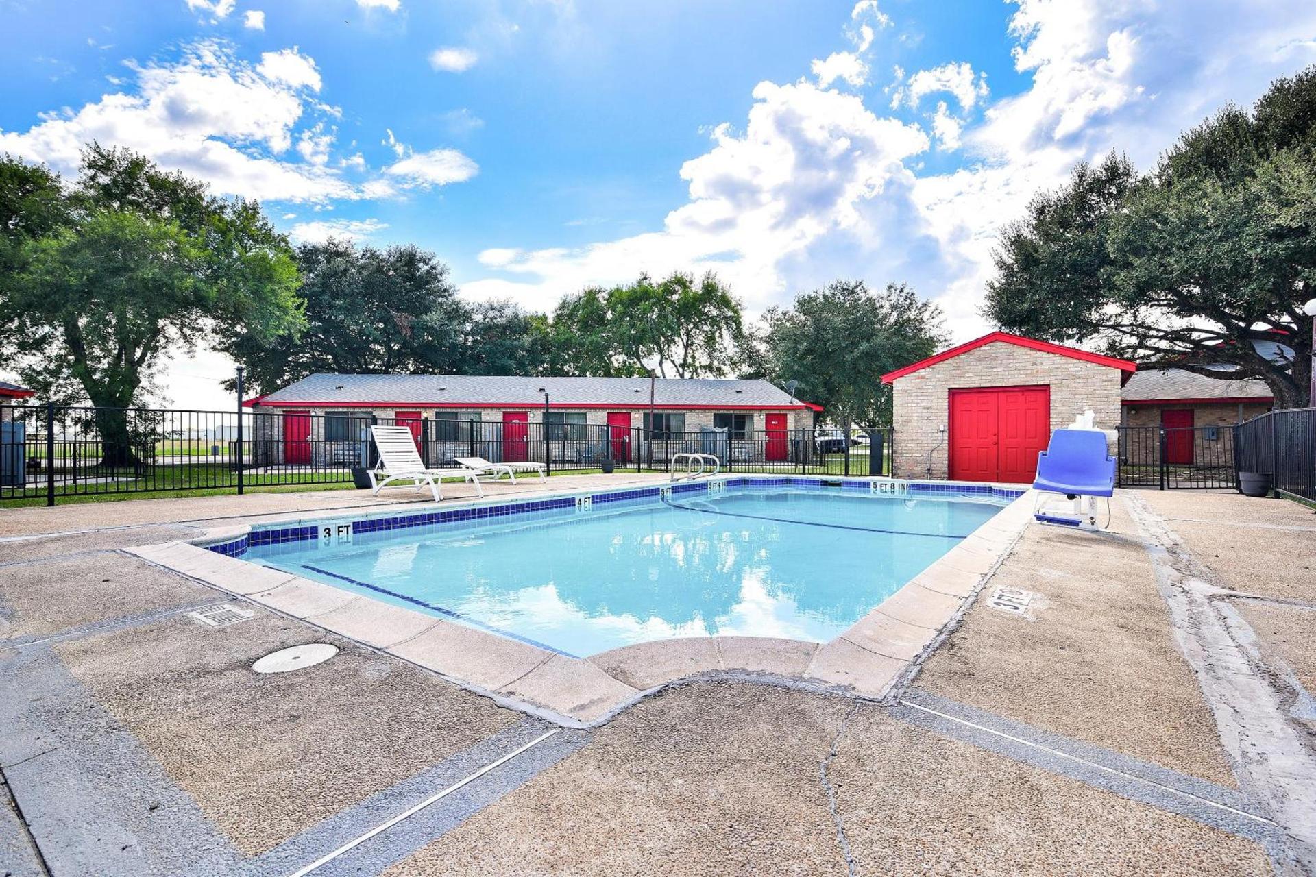 Americas Best Value Inn Lockhart TX photo 15