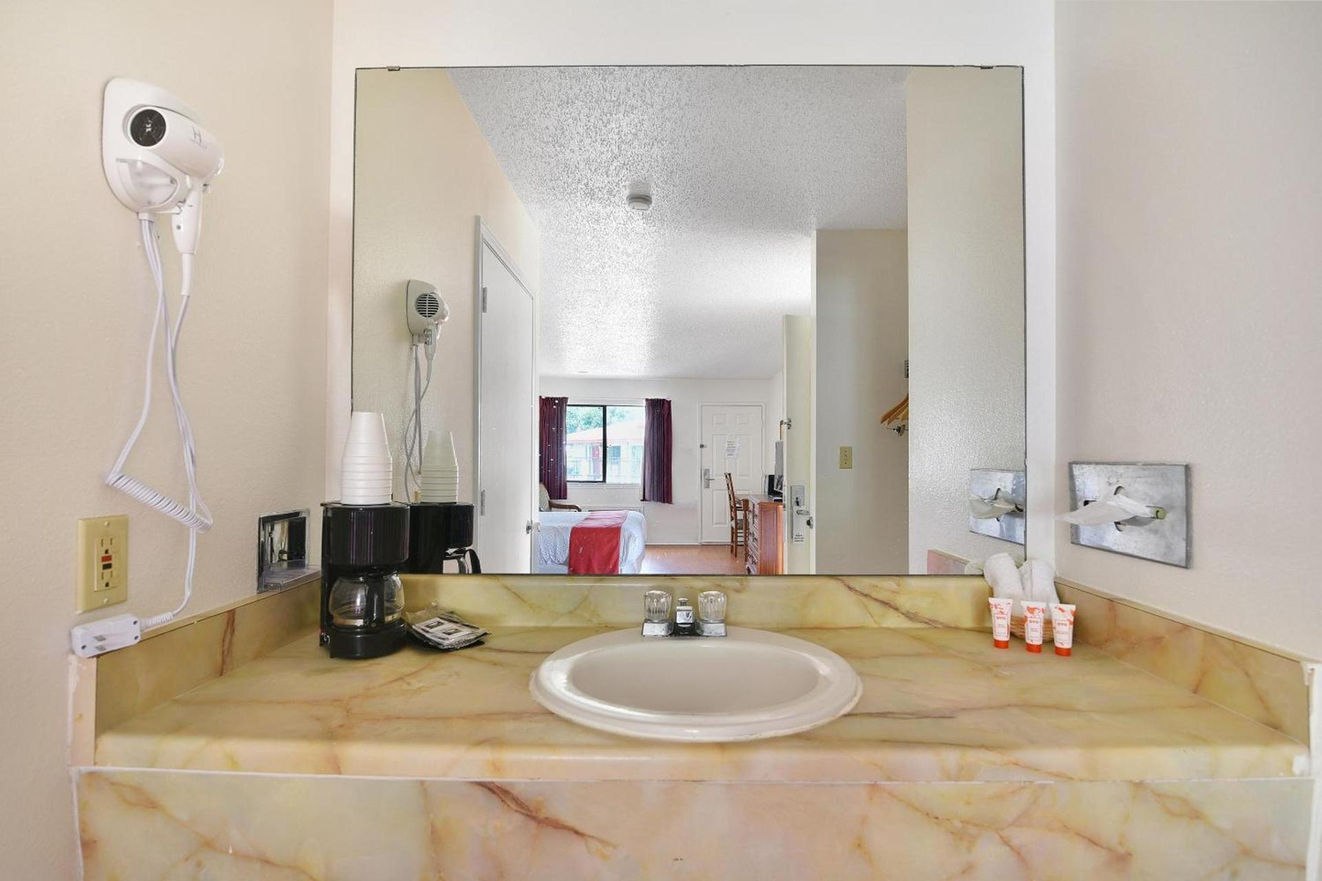 Americas Best Value Inn Lockhart TX photo 10