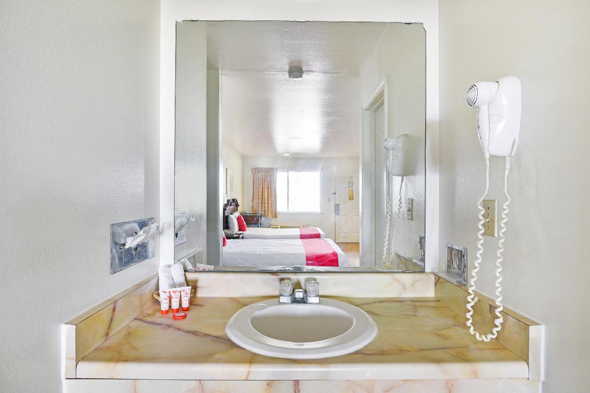 Americas Best Value Inn Lockhart TX photo 7