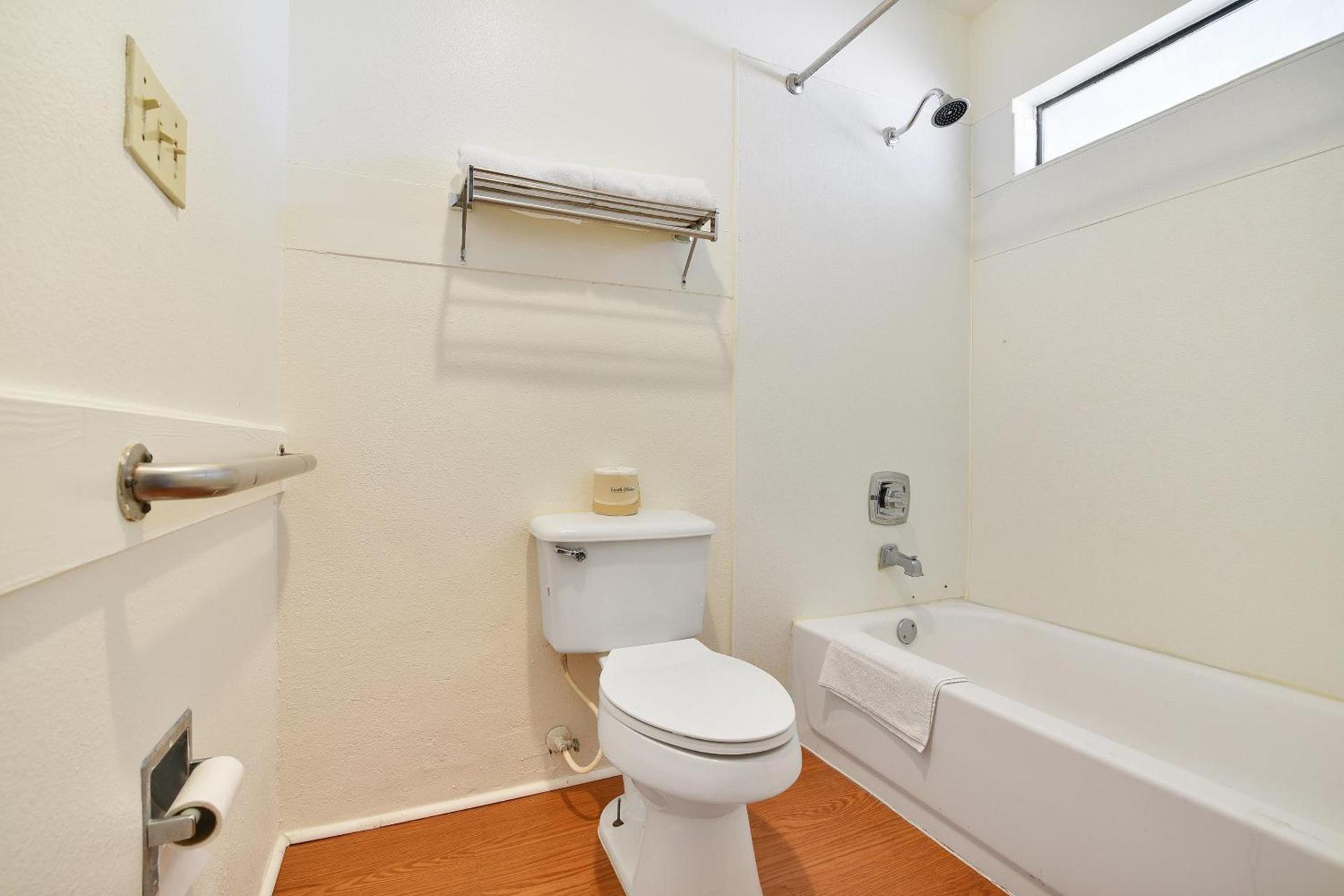 Americas Best Value Inn Lockhart TX photo 4