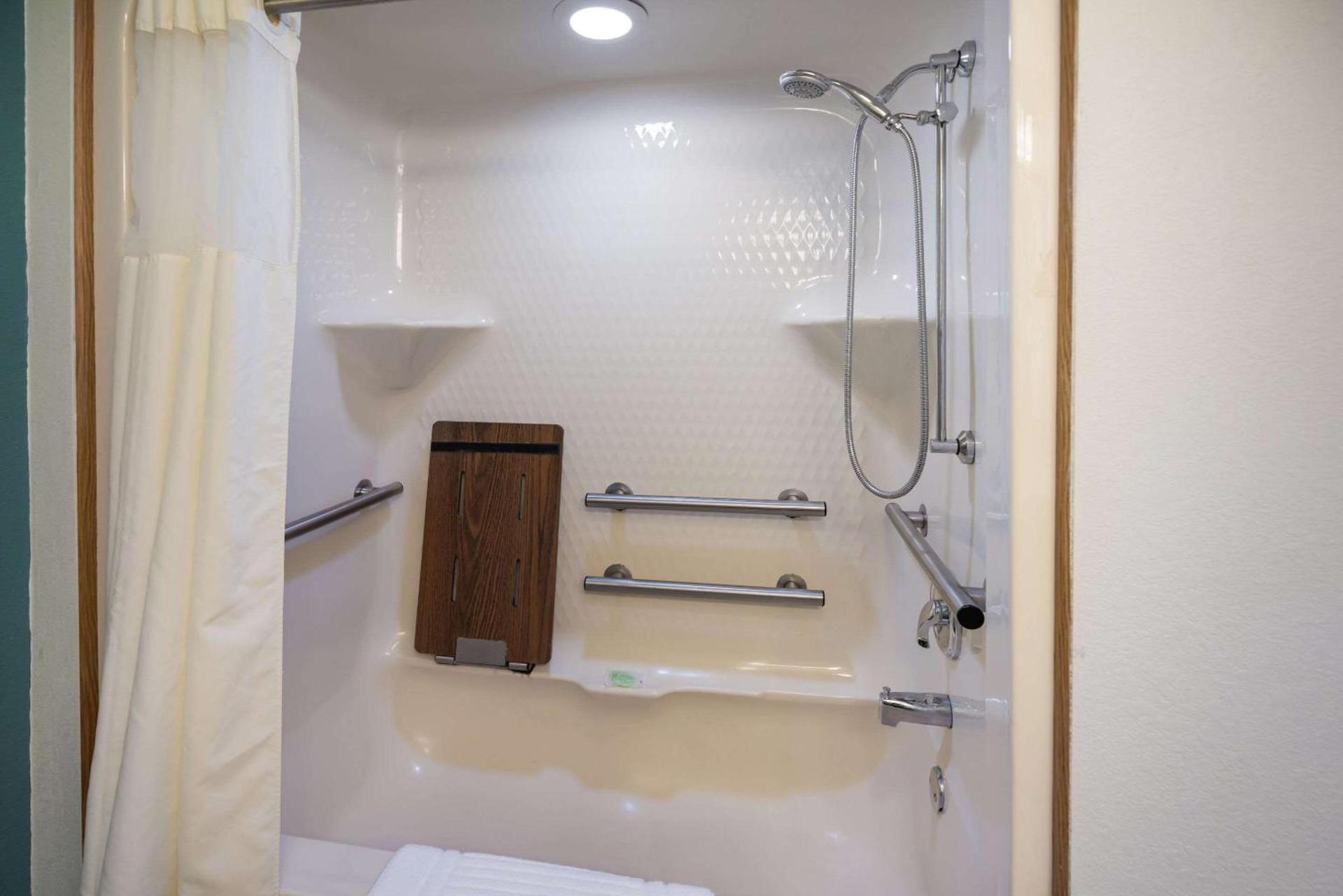 Sleep Inn & Suites Port Clinton photo 10