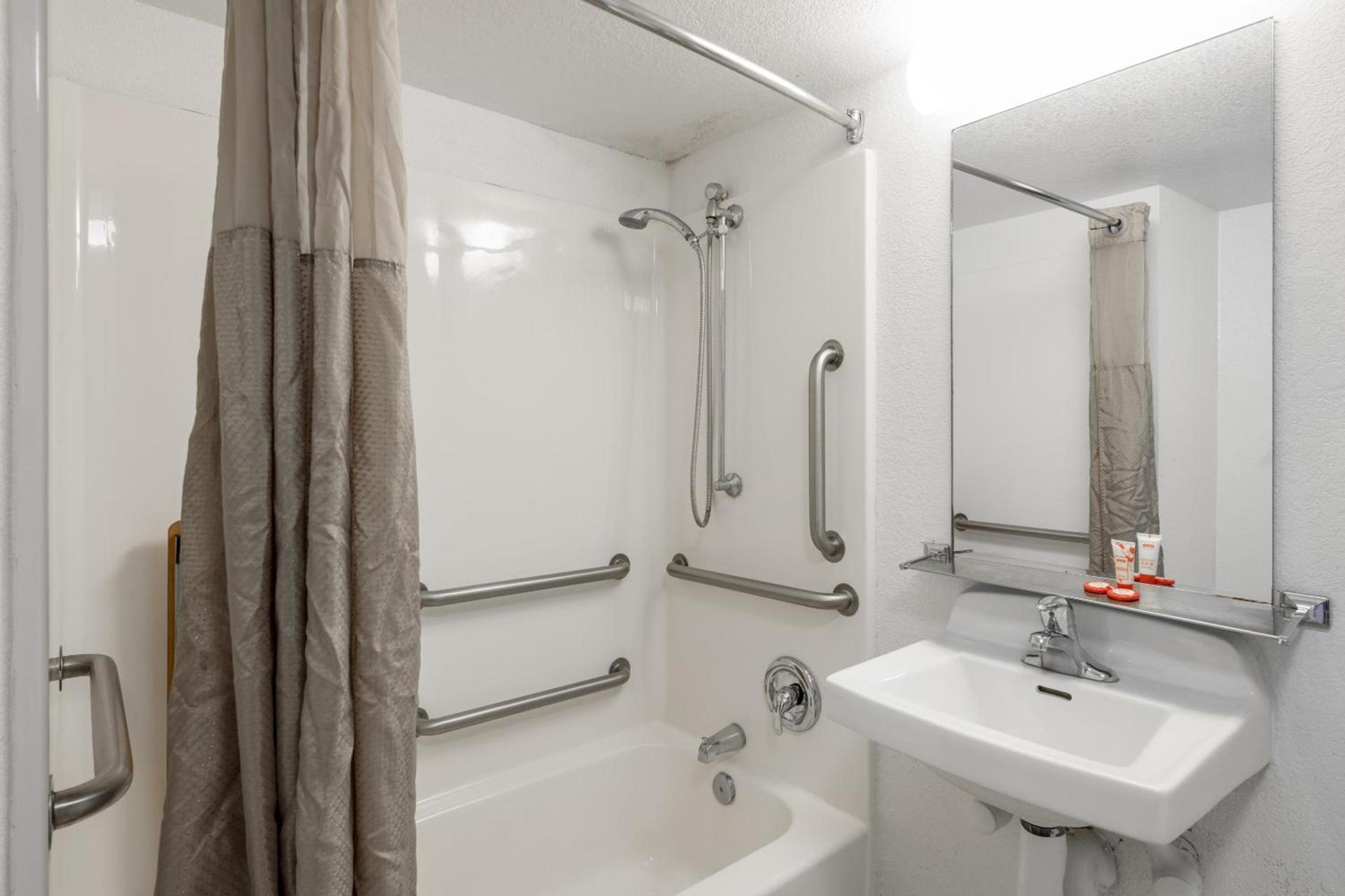 OYO Hotel Houston Katy Freeway photo 15