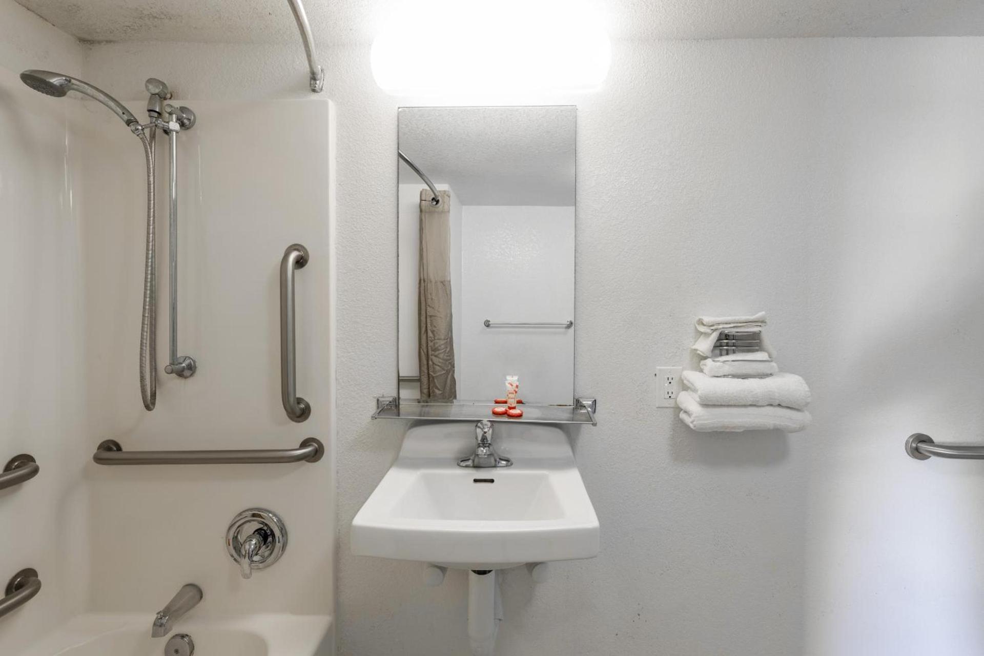 OYO Hotel Houston Katy Freeway photo 24