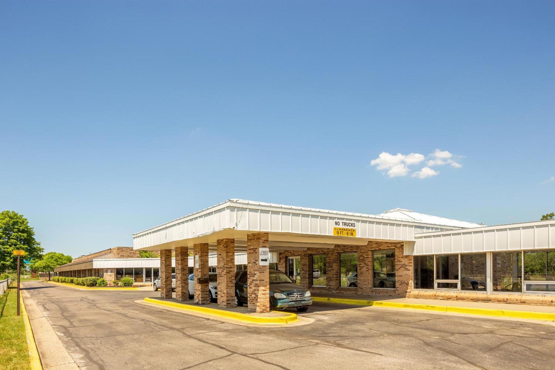 OYO Hotel Mona Lake Muskegon photo 59