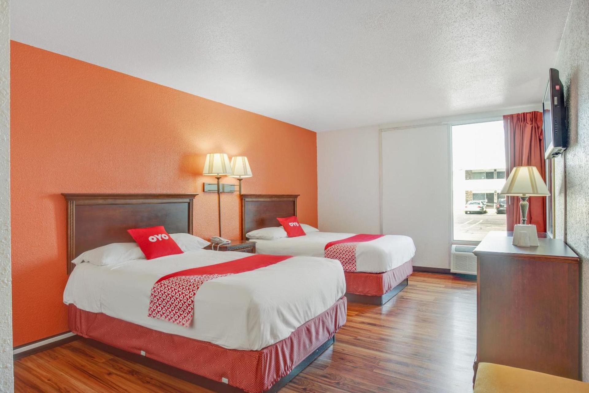 OYO Hotel Mona Lake Muskegon photo 35
