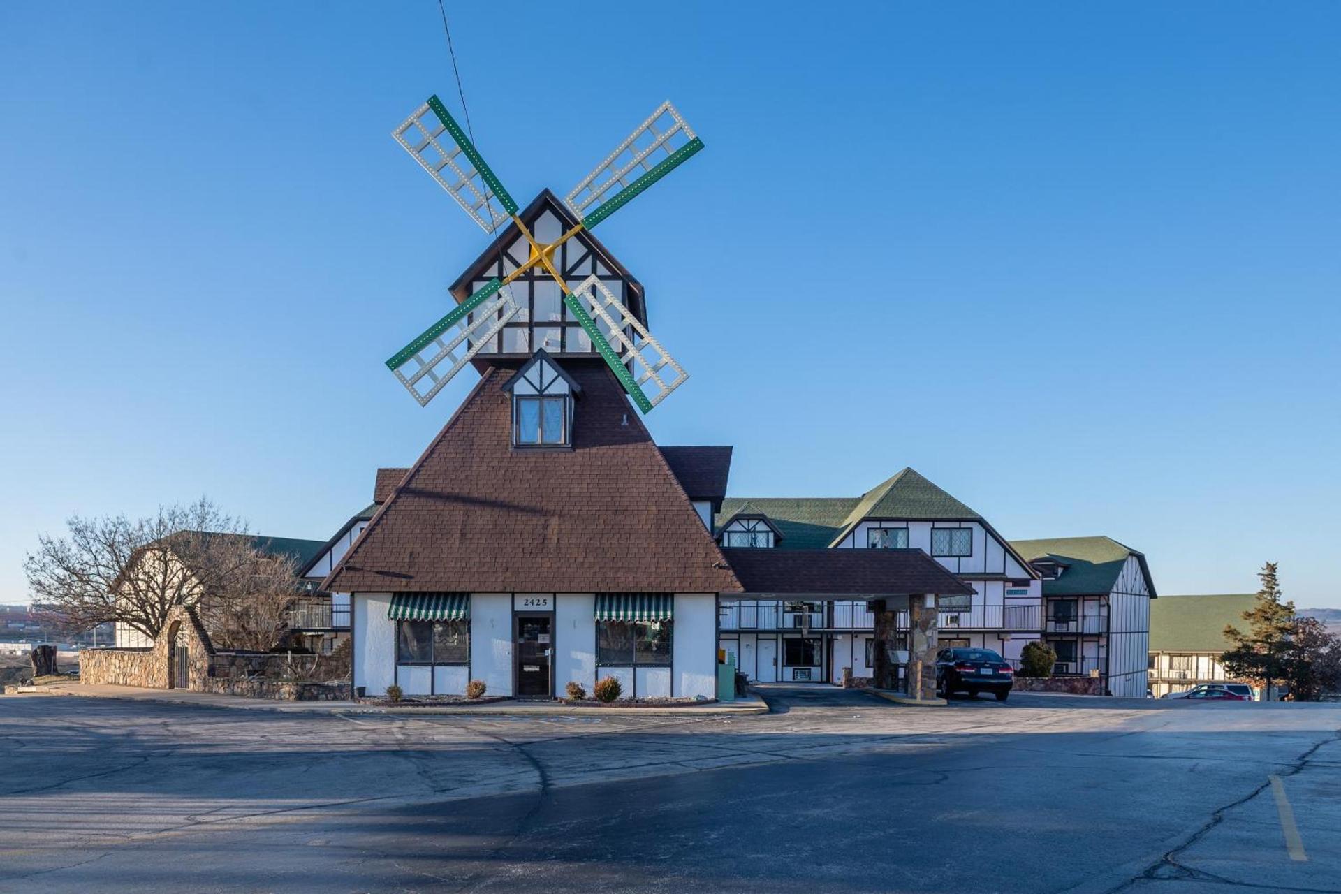 OYO Hotel Windmill Branson photo 1