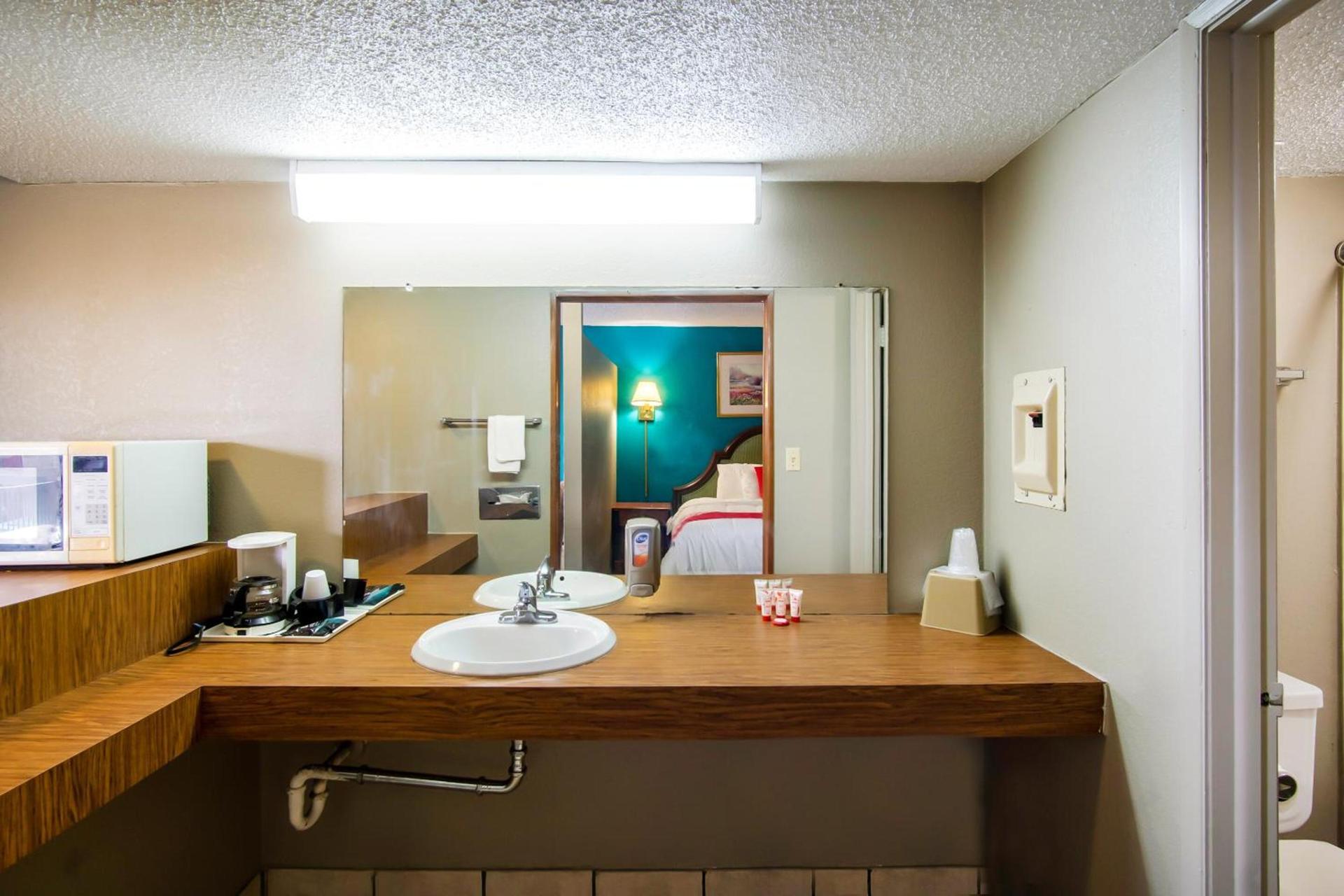 OYO Hotel Hutchinson West 4th Ave photo 50