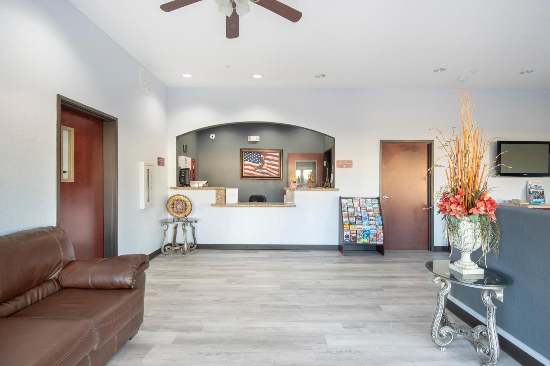 OYO Townhouse Clute Lake Jackson photo 5