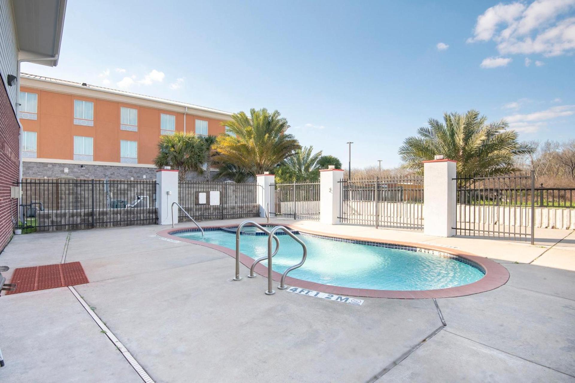 OYO Townhouse Clute Lake Jackson photo 3