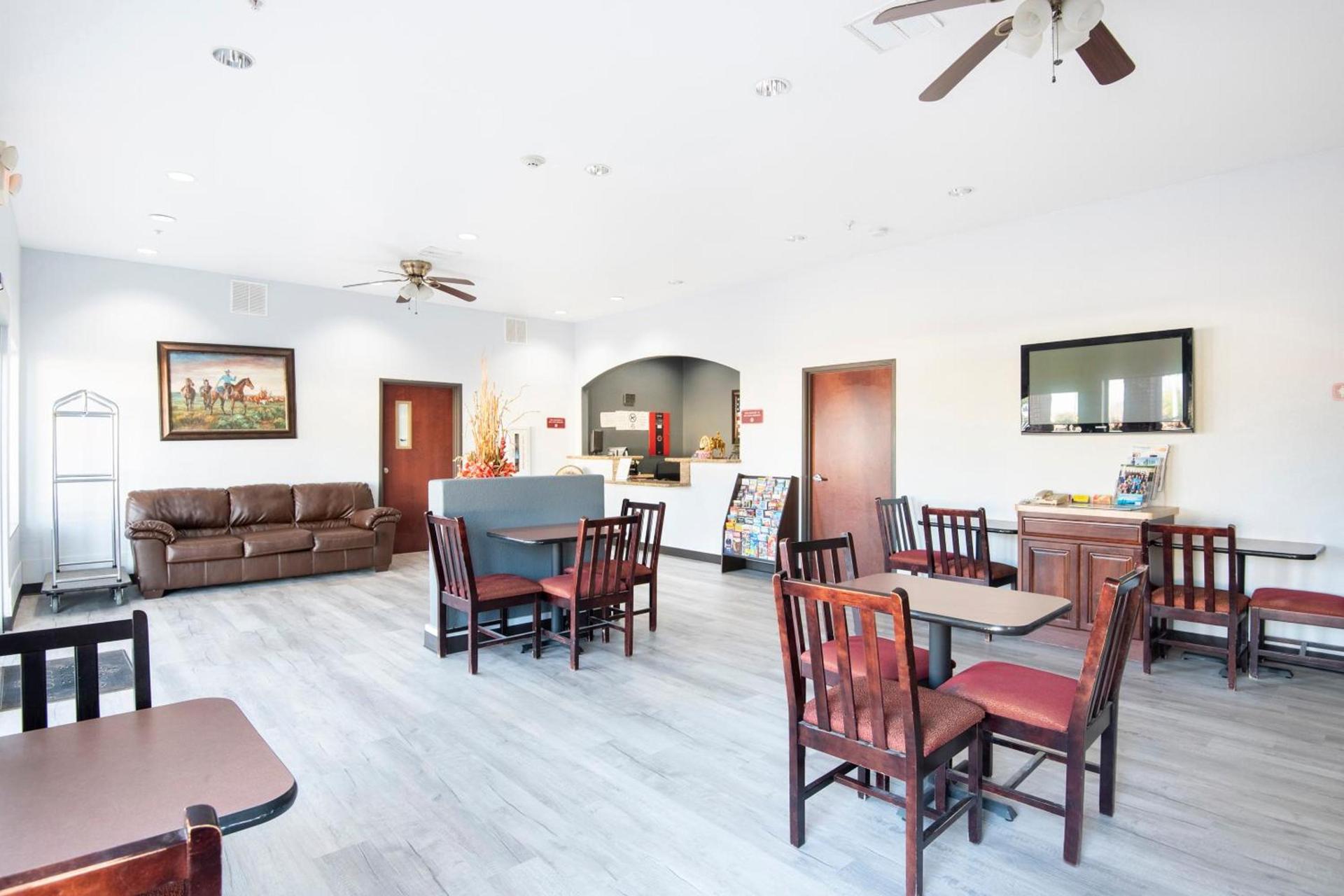 OYO Townhouse Clute Lake Jackson photo 44