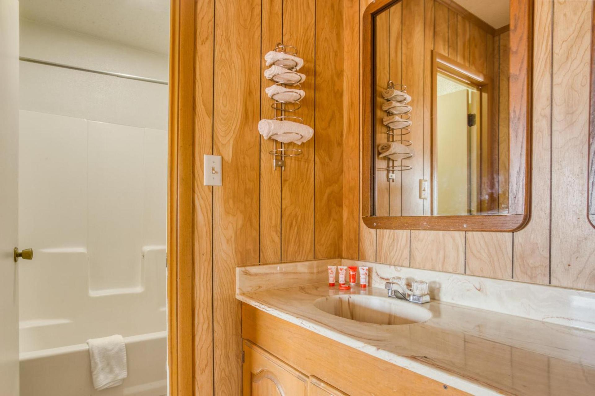 OYO Hotel Breckenridge TX Hubbard Creek Lake photo 35
