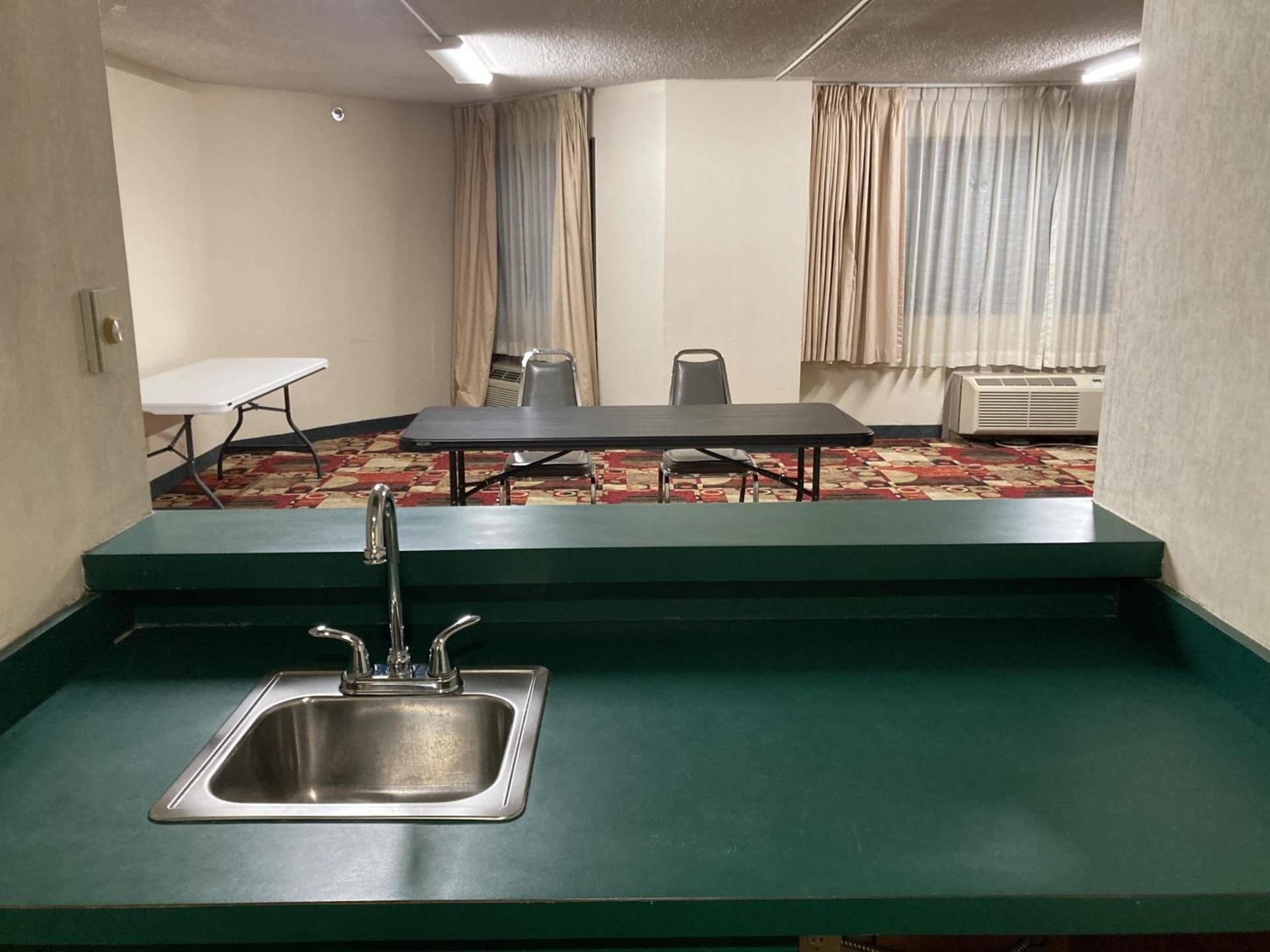 Days Inn by Wyndham Sherman photo 21