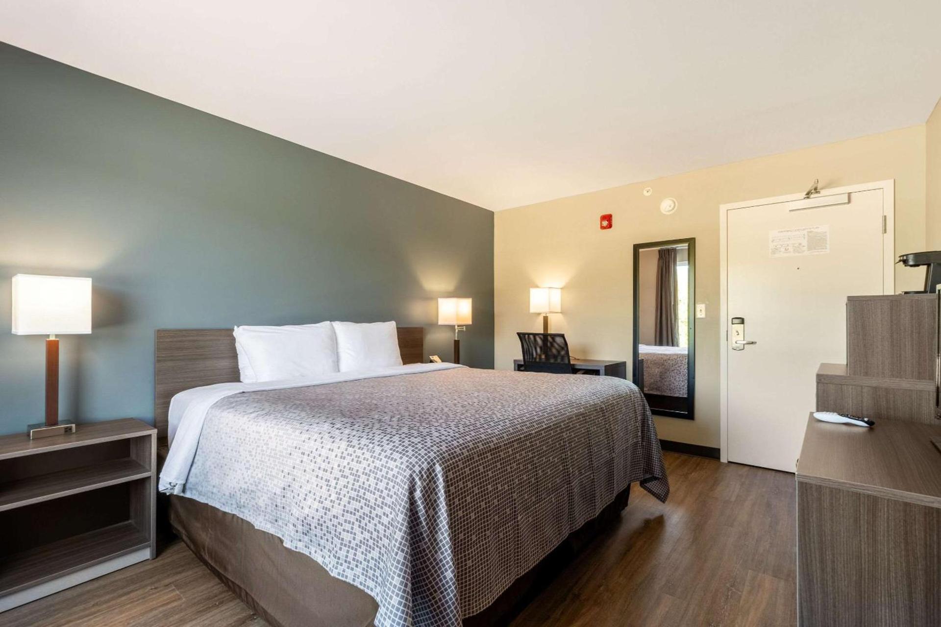 Econo Lodge Dayton North photo 12