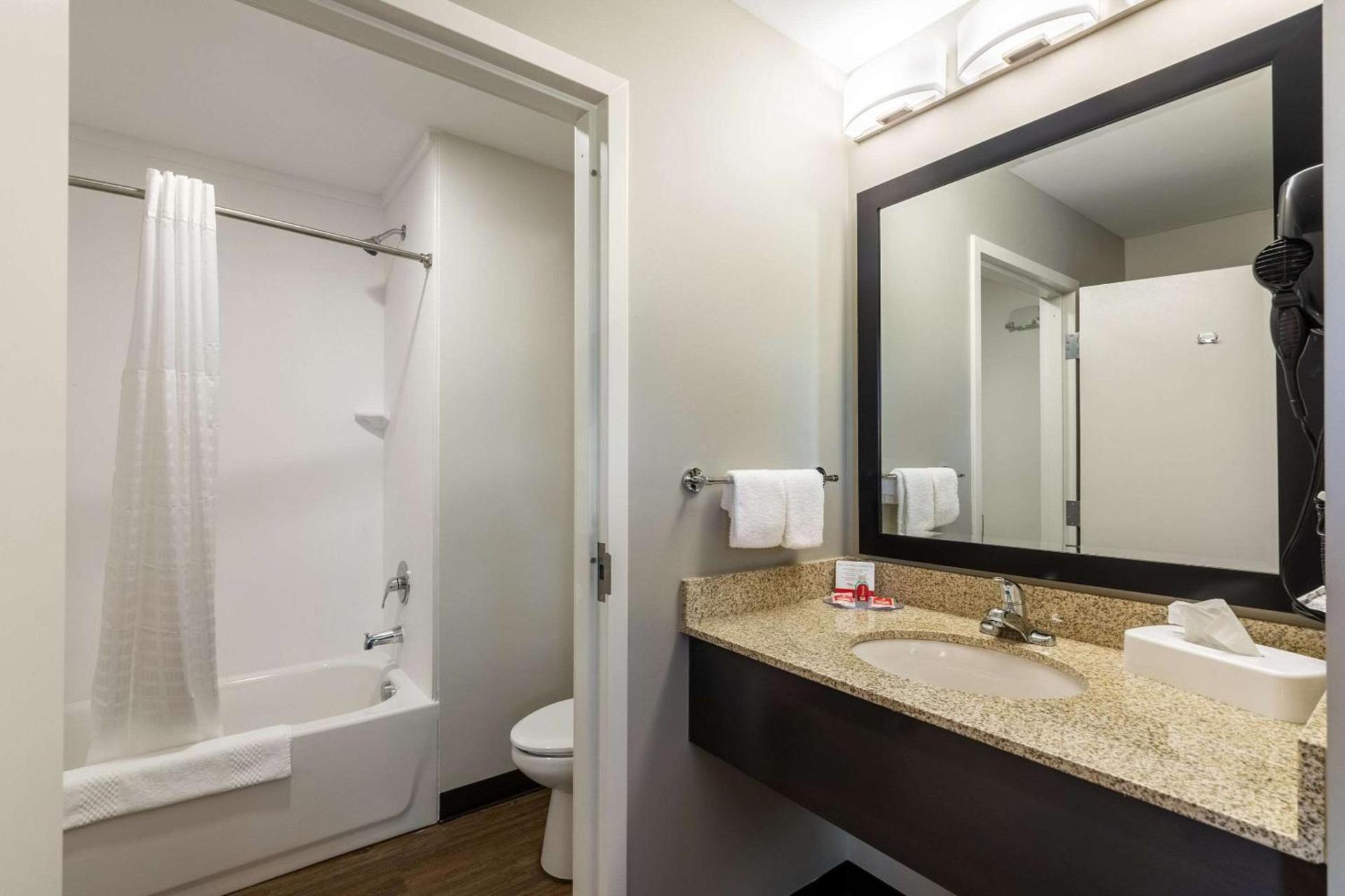 Econo Lodge Dayton North photo 17