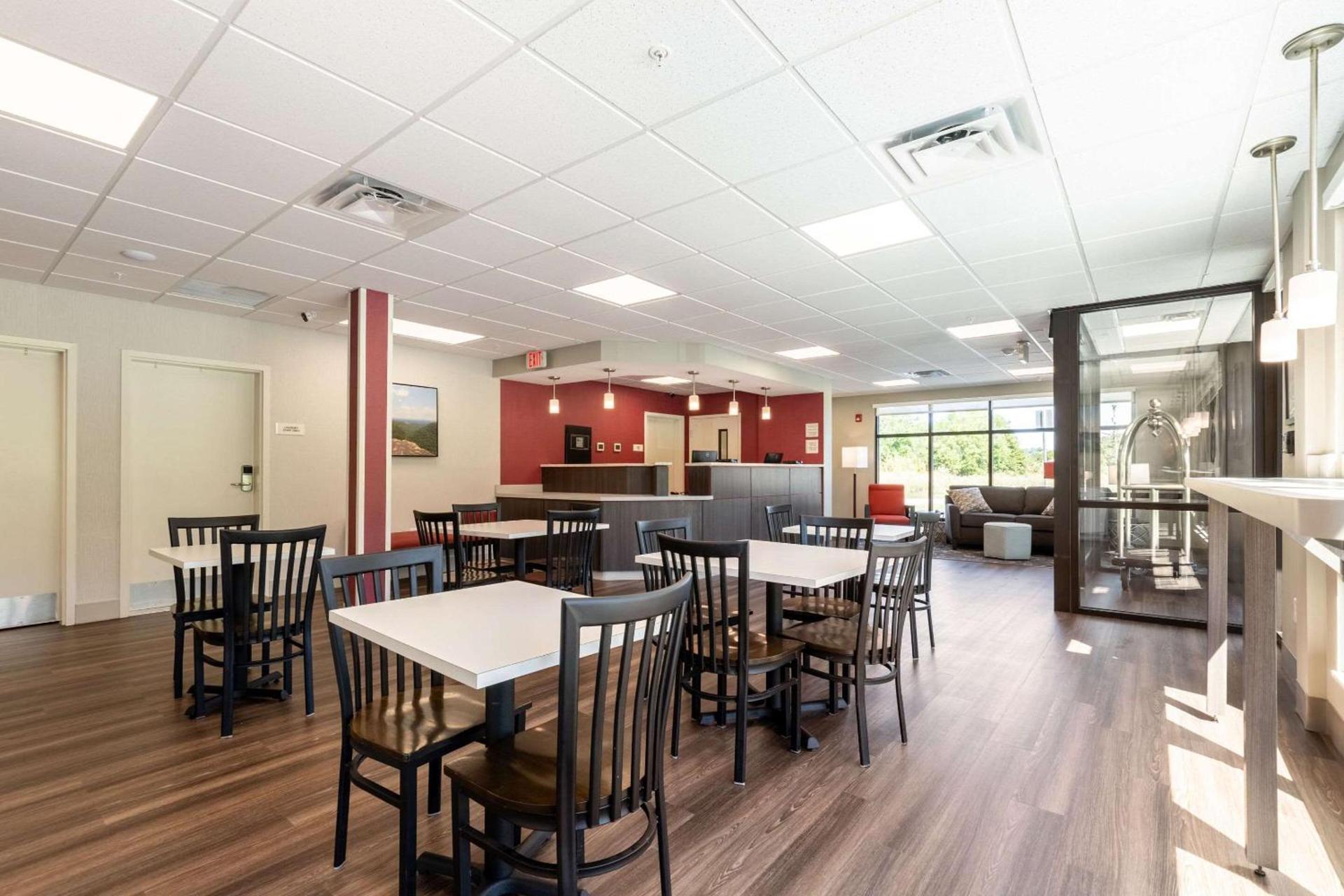 Econo Lodge Dayton North photo 34