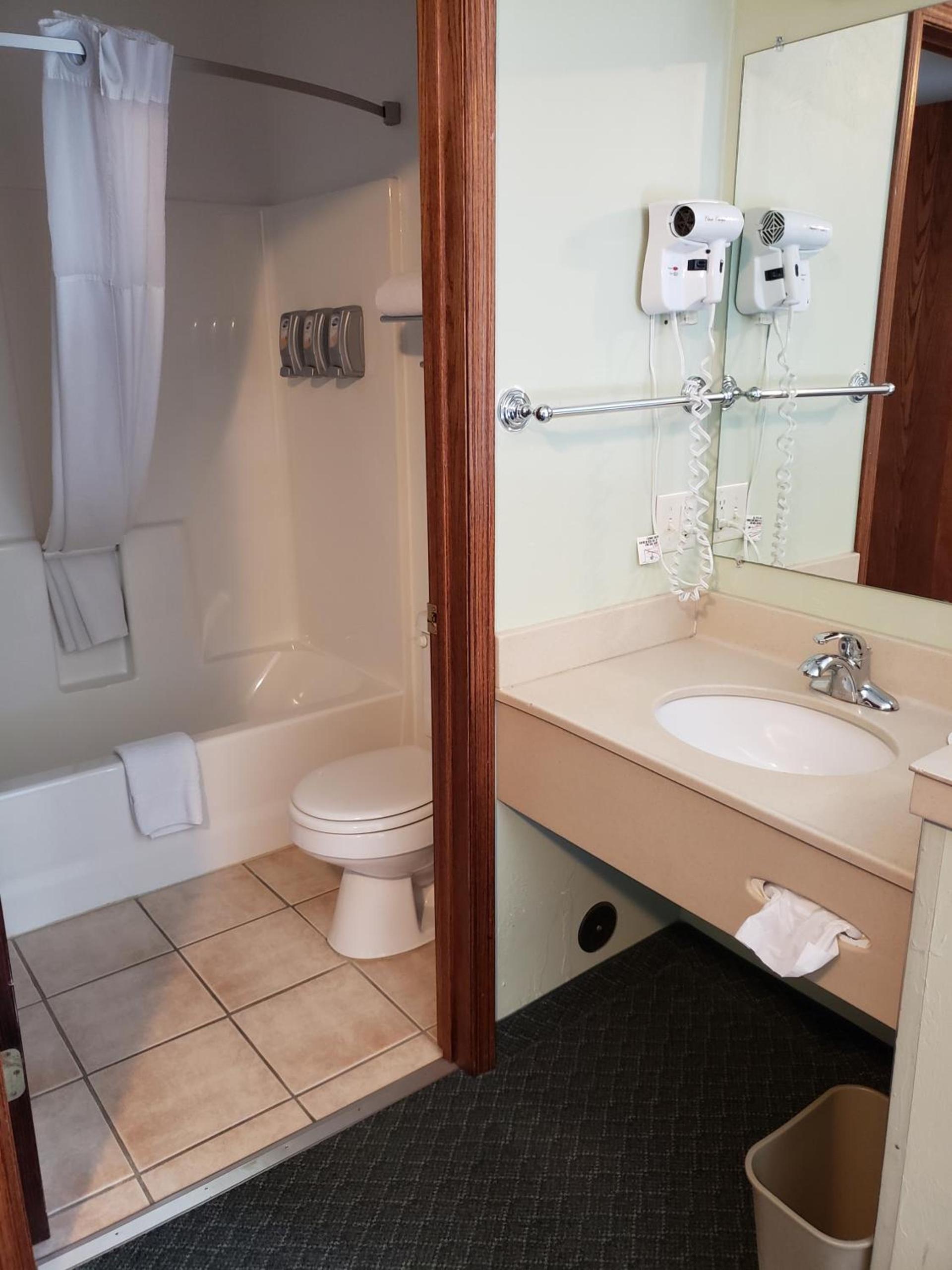 Travelodge by Wyndham Livingston photo 42