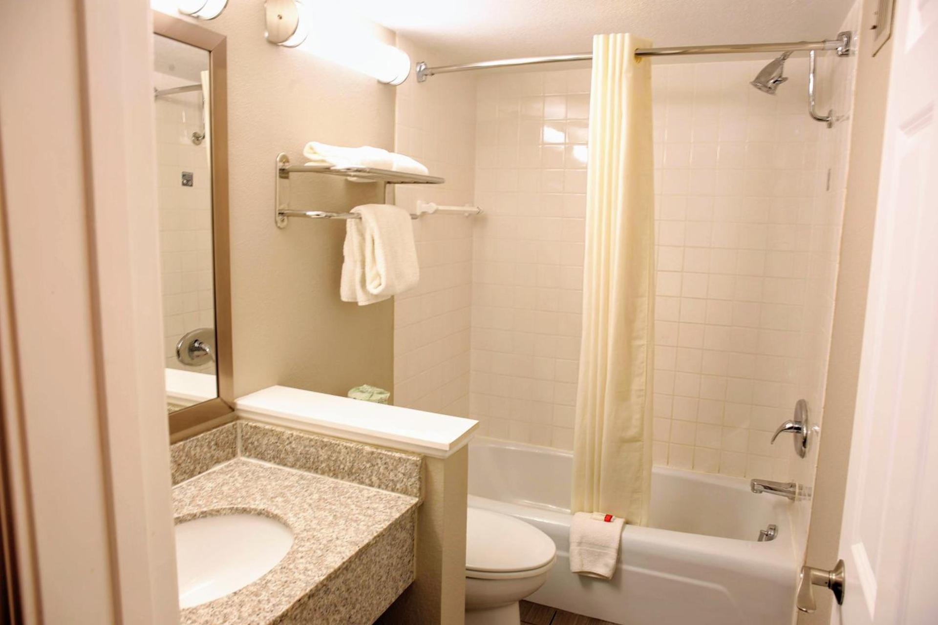 Baymont by Wyndham Effingham photo 11